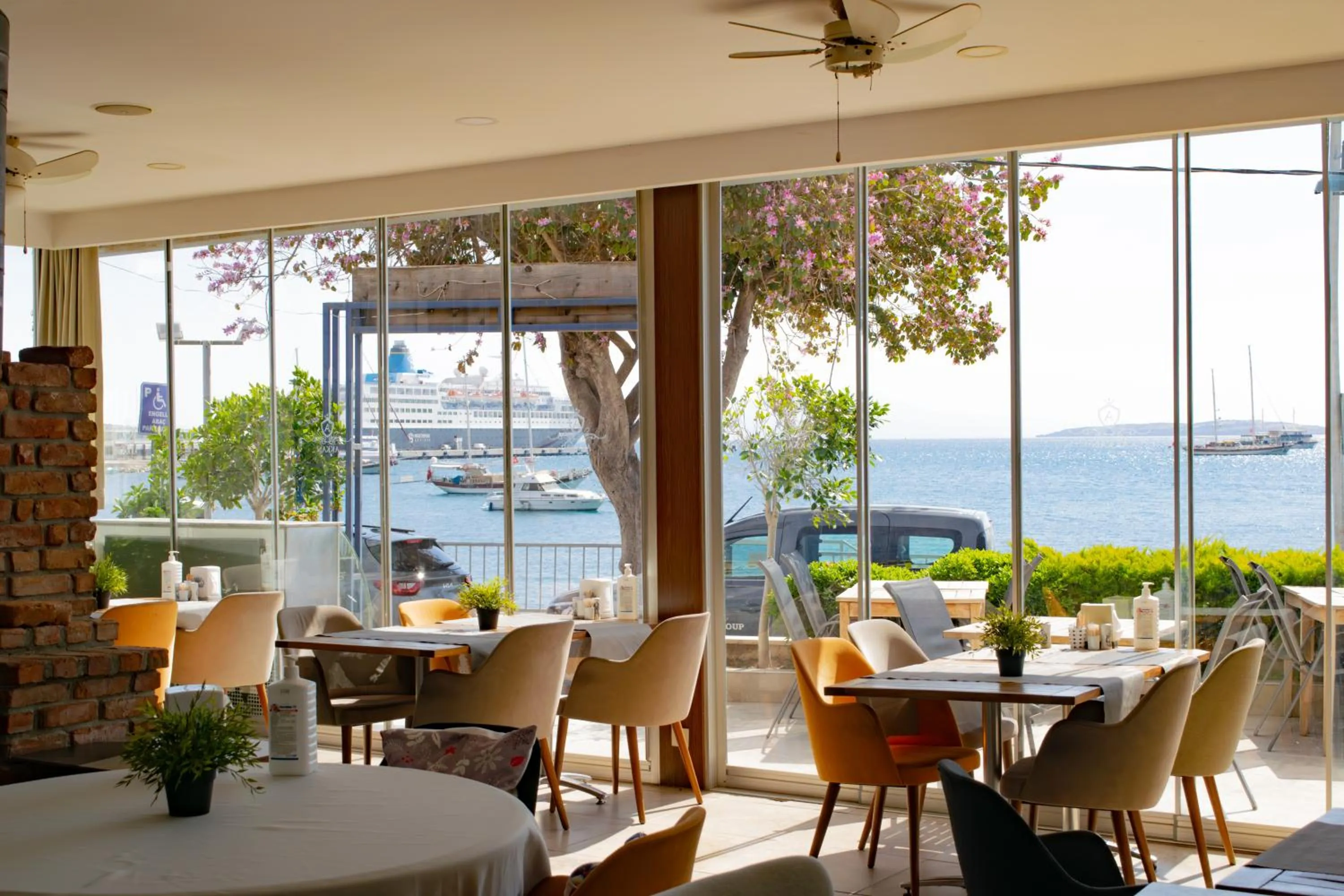 Restaurant/places to eat in Akkan Beach Hotel