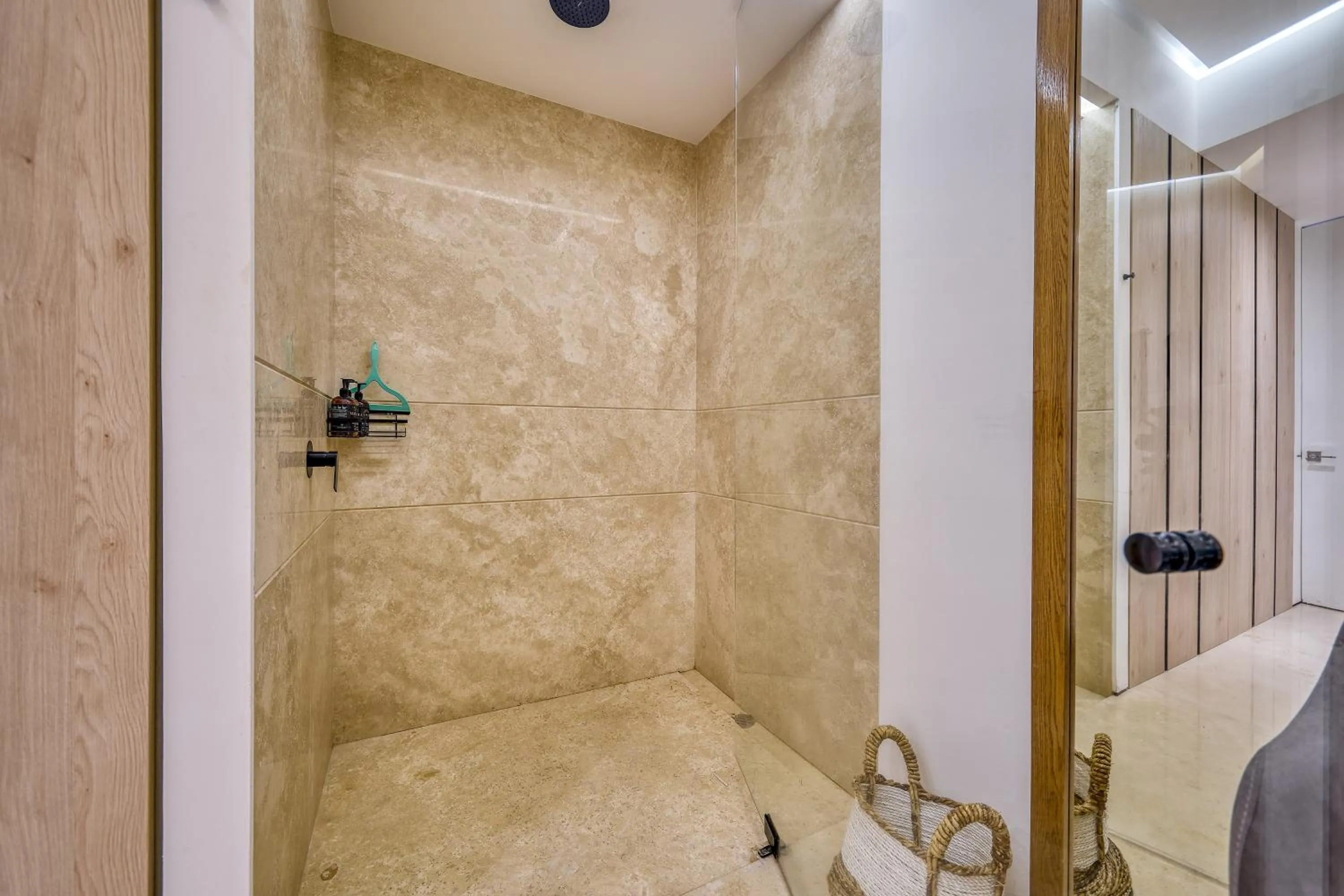 Shower in Maxwell Collection Romantic Zone