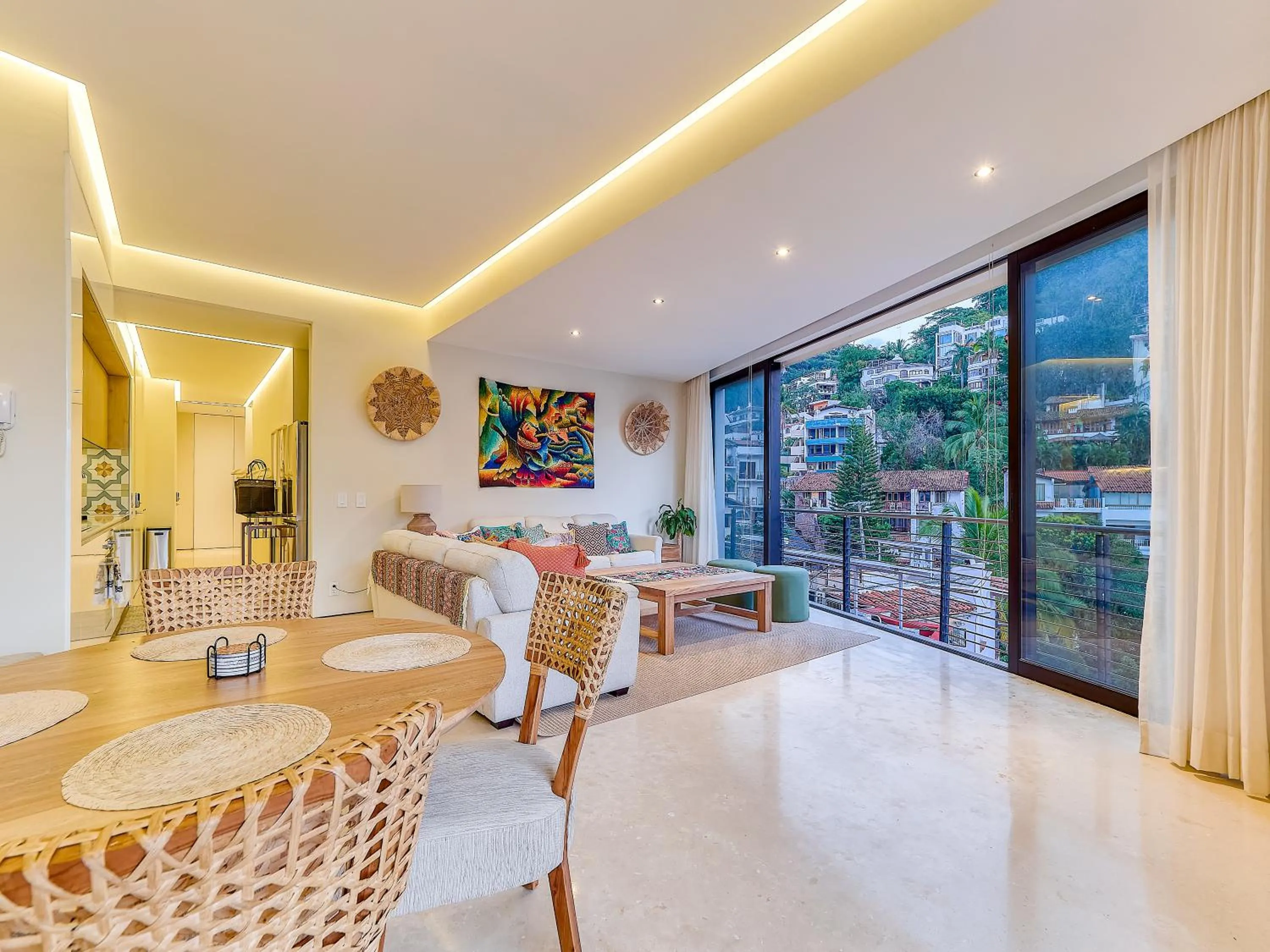 Dining area in Maxwell Collection Romantic Zone