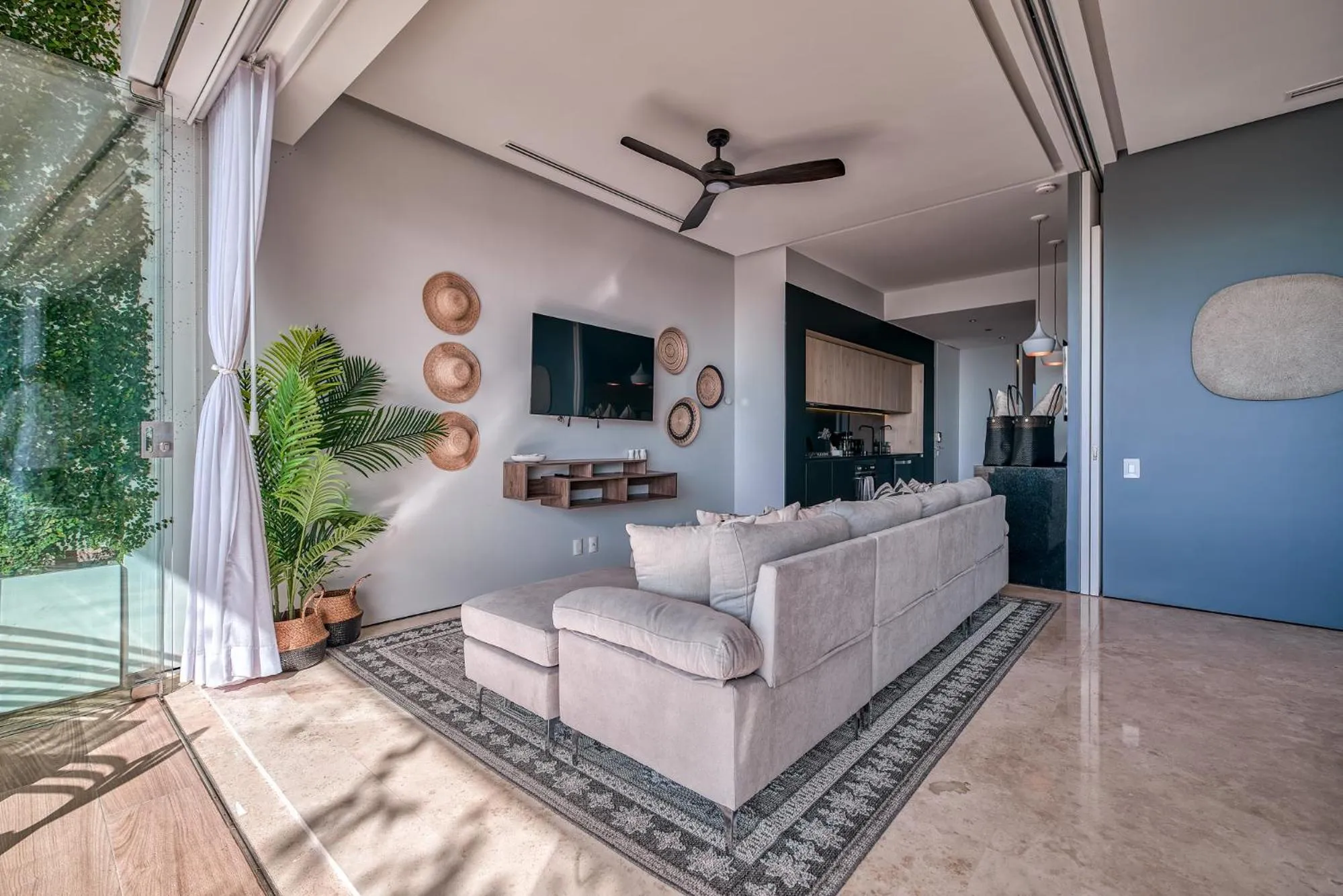 TV and multimedia in Maxwell Collection Romantic Zone