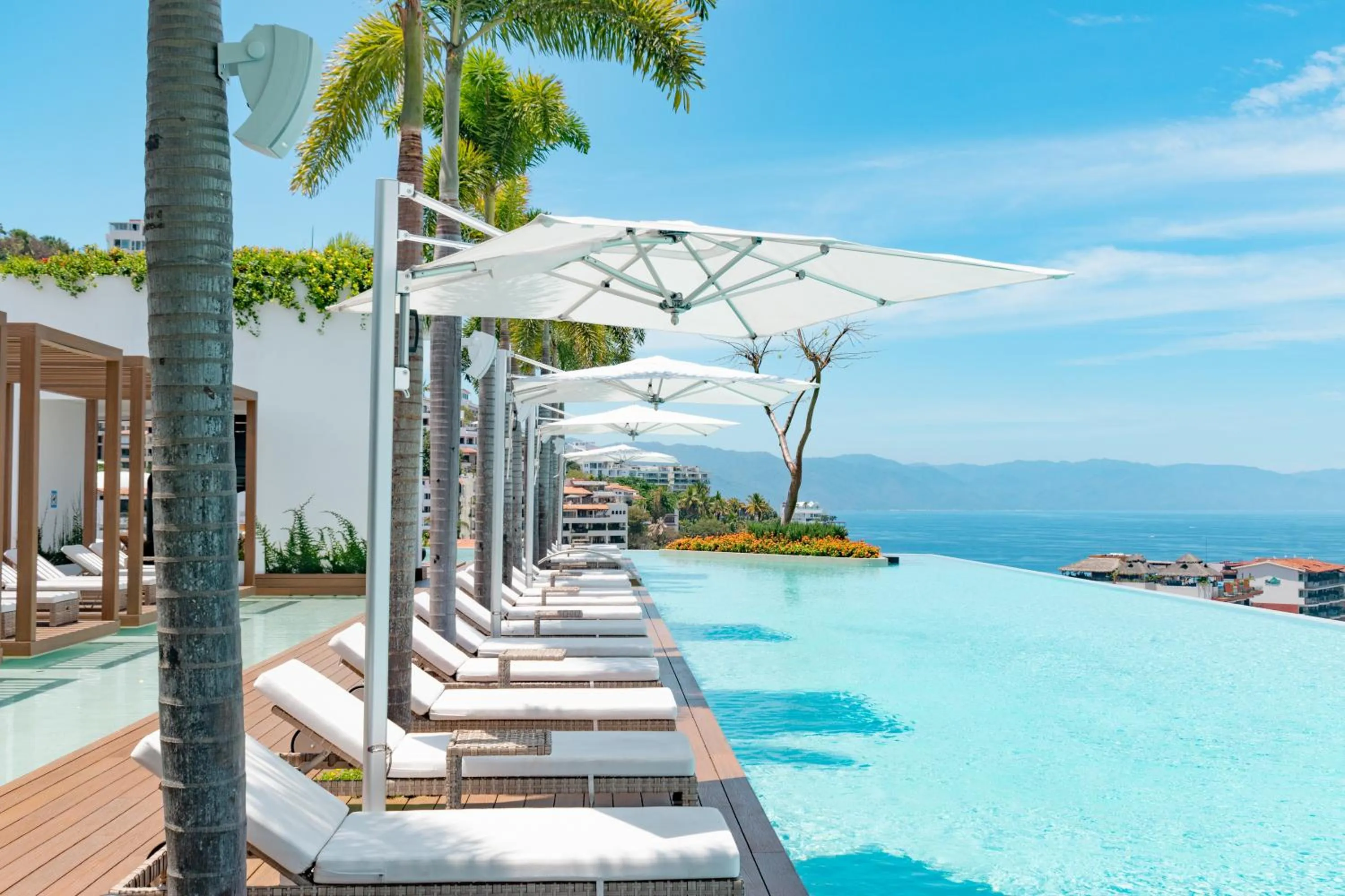 Swimming pool in Maxwell Collection Romantic Zone