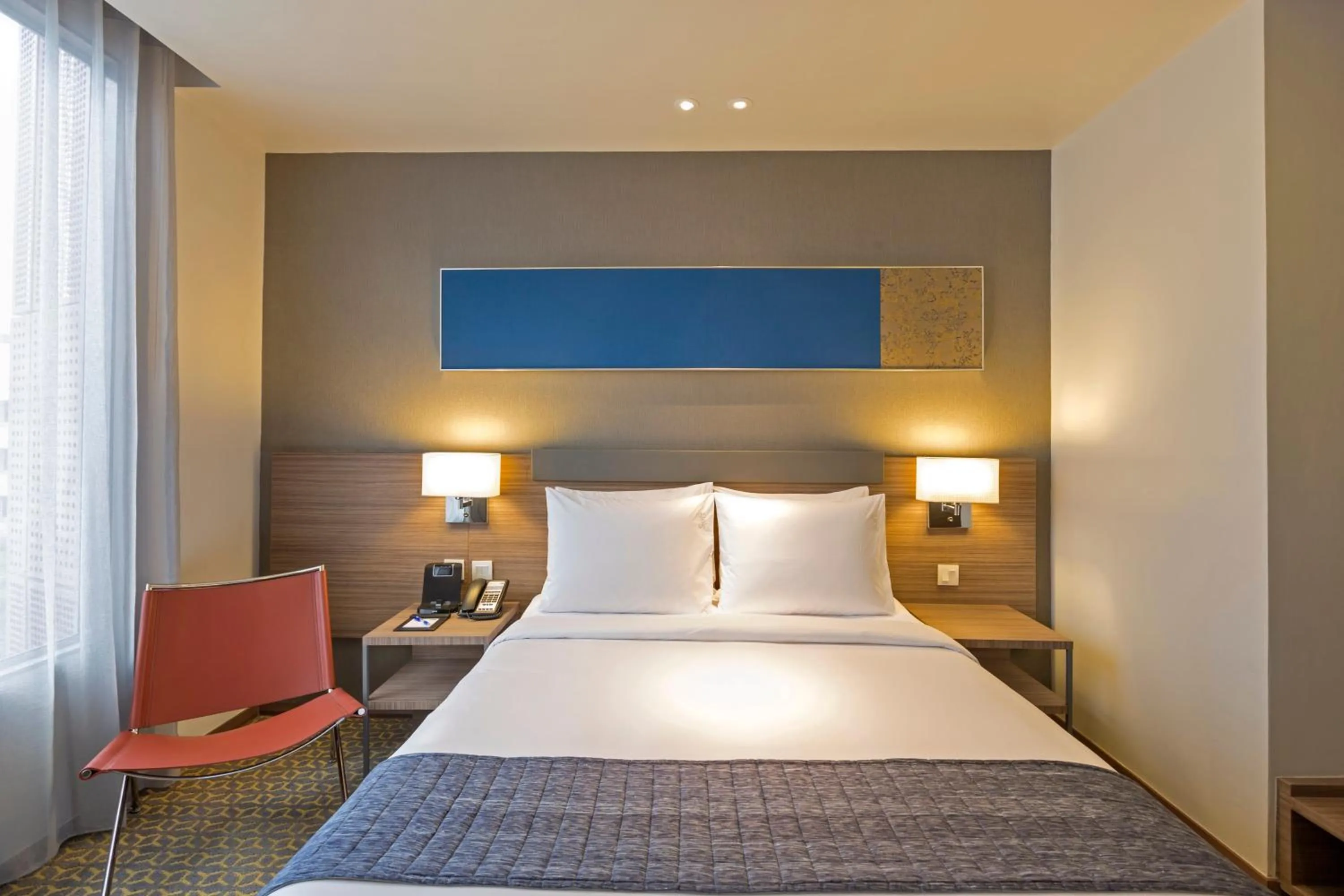 Photo of the whole room, Bed in Holiday Inn Express Bangkok Sathorn by IHG