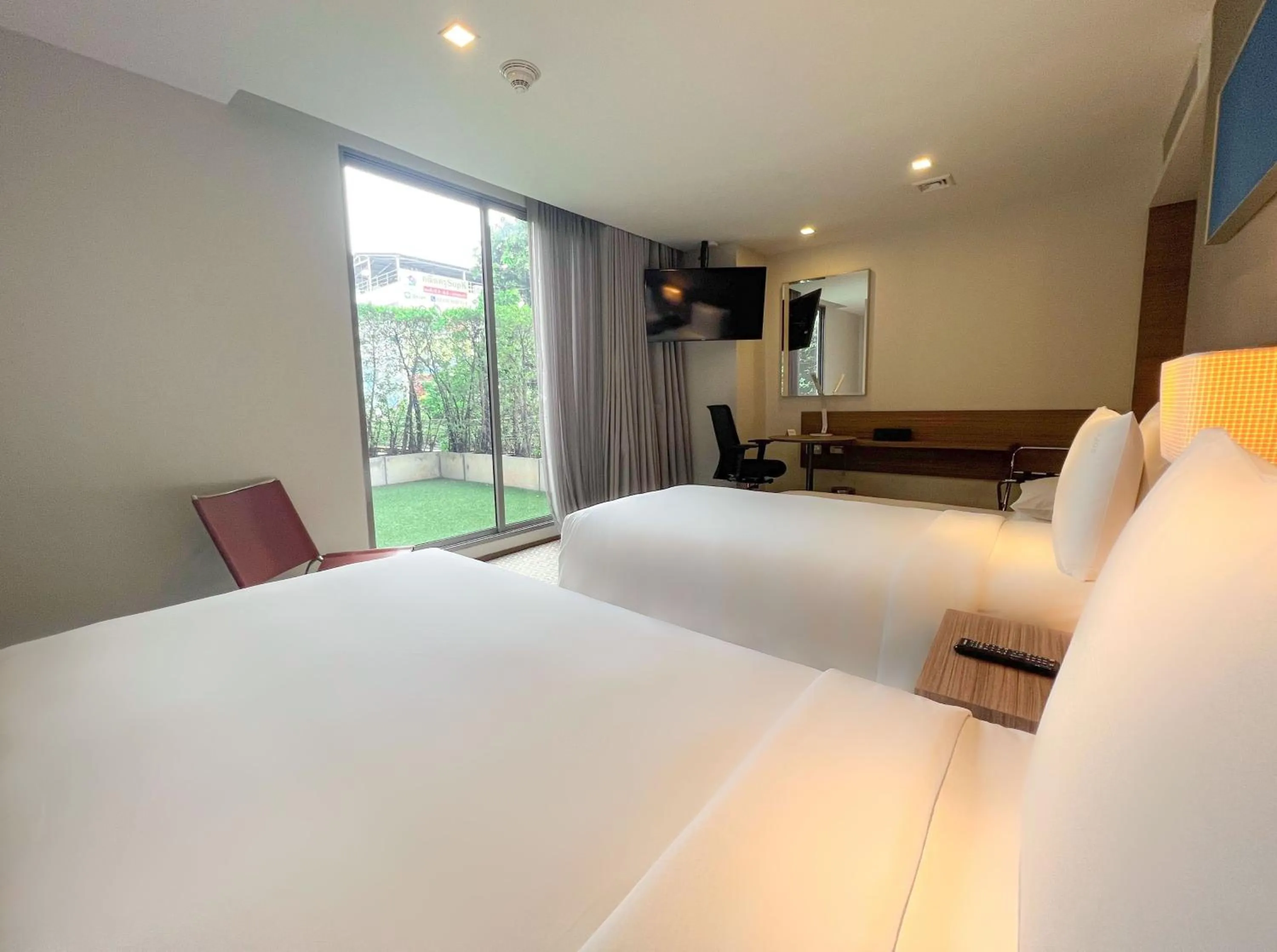 Photo of the whole room, Bed in Holiday Inn Express Bangkok Sathorn by IHG