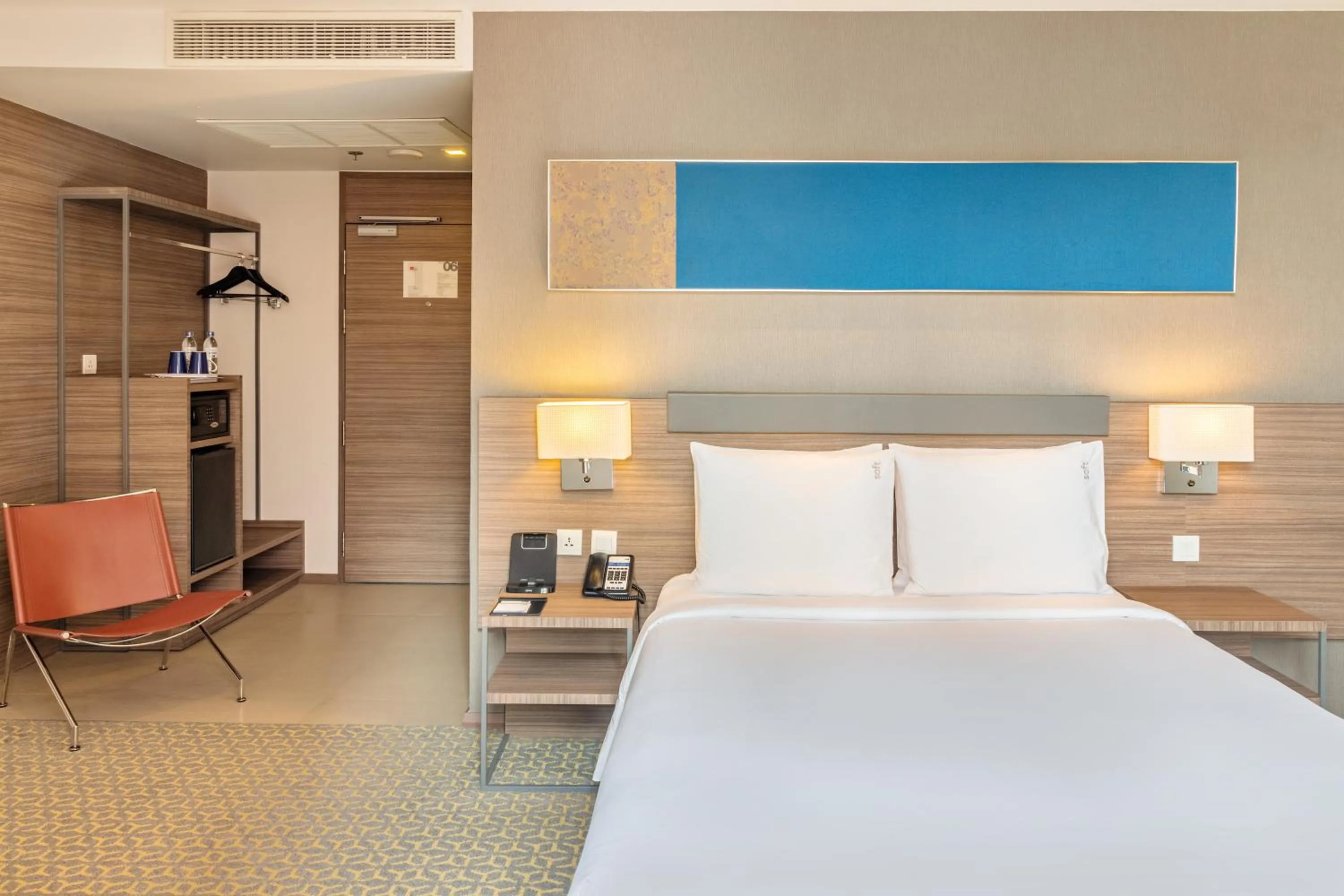 Photo of the whole room, Bed in Holiday Inn Express Bangkok Sathorn by IHG
