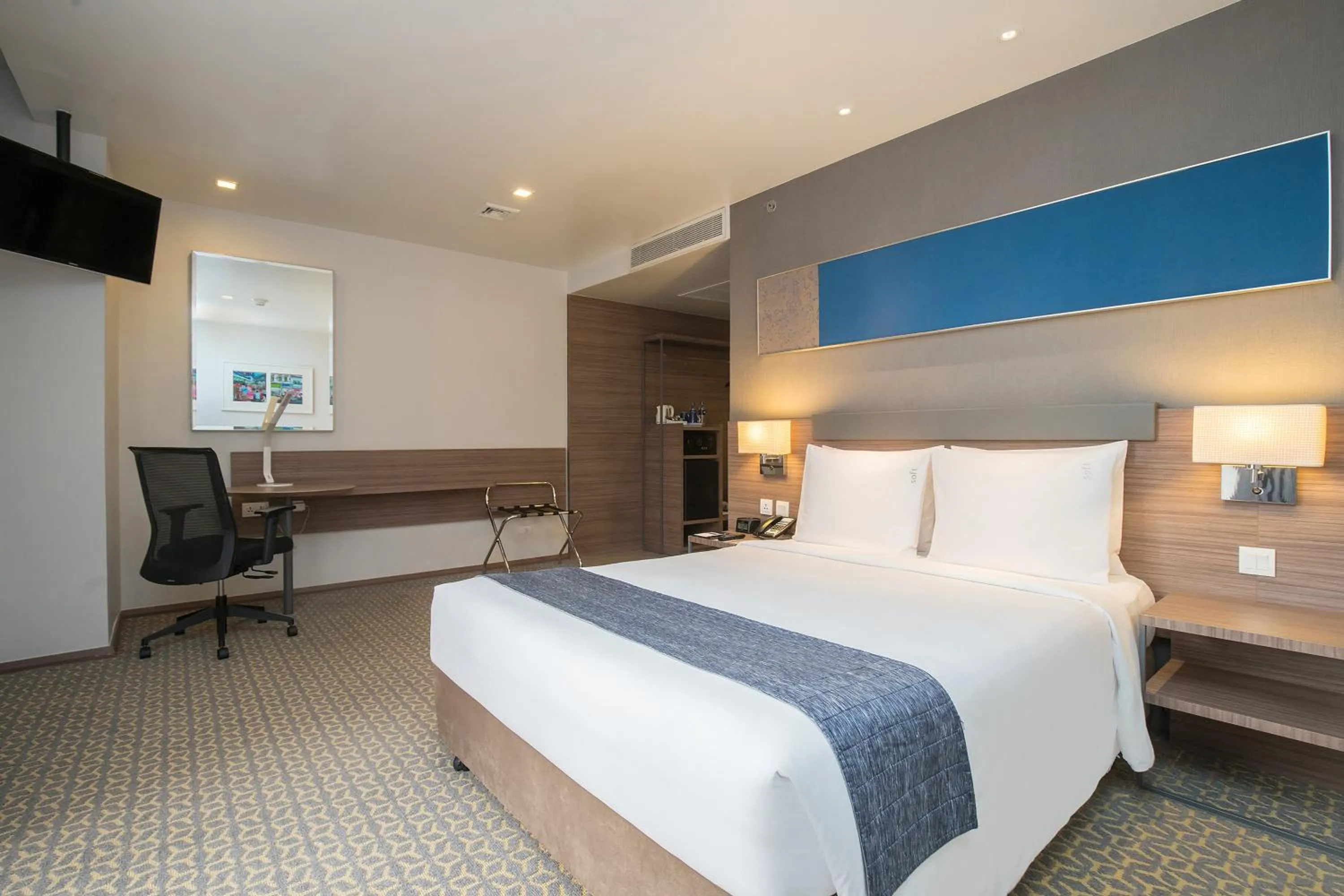 Photo of the whole room, Bed in Holiday Inn Express Bangkok Sathorn by IHG