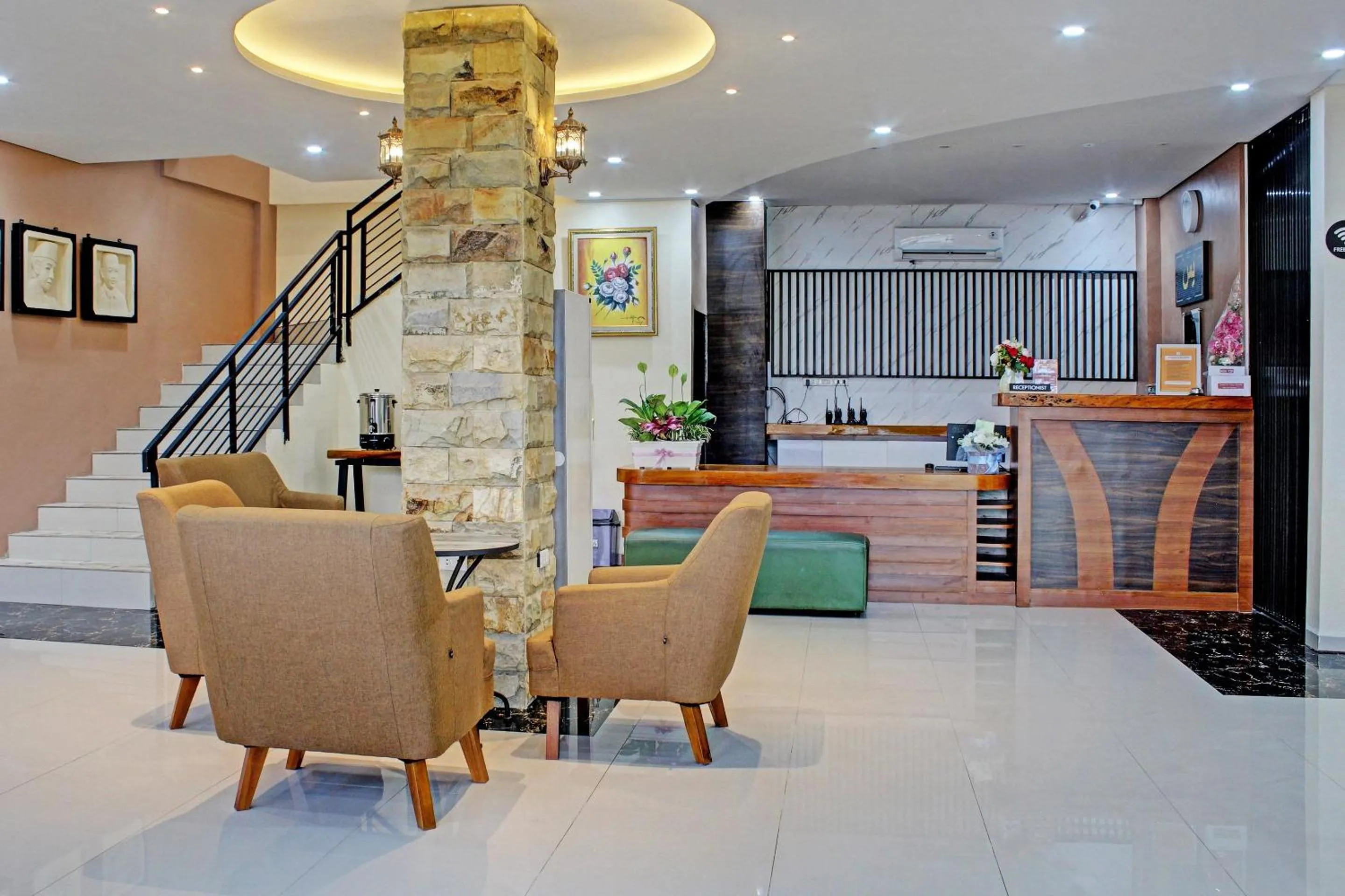 Lobby or reception in Capital O 92583 Raja Soeta Hostel Syariah