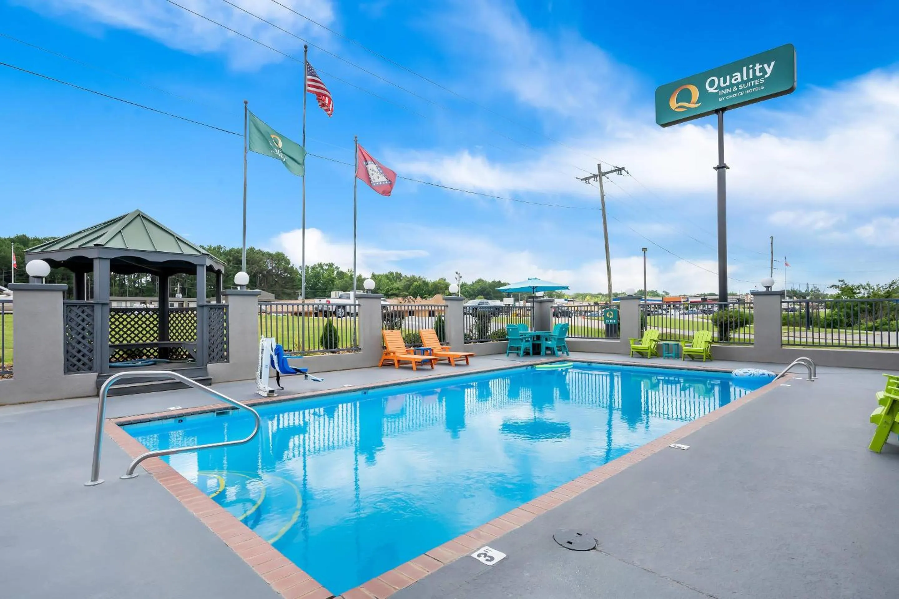 Swimming pool in Quality Inn & Suites Monticello