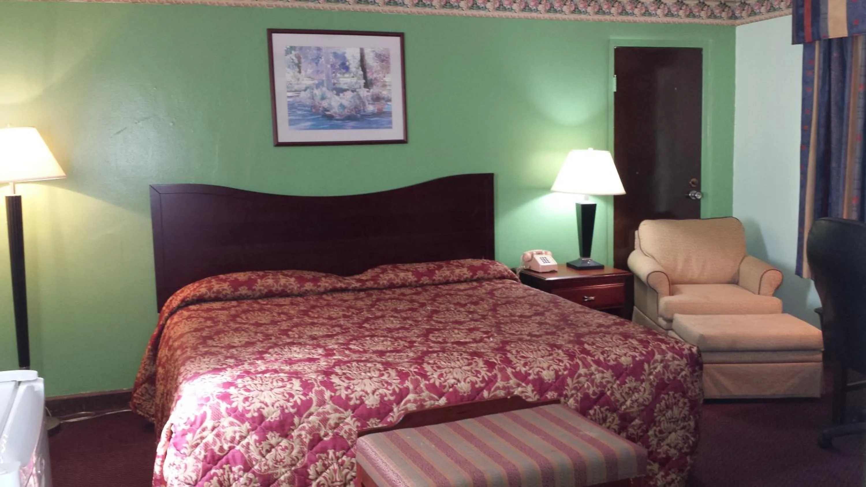 Photo of the whole room in Executive Lodge