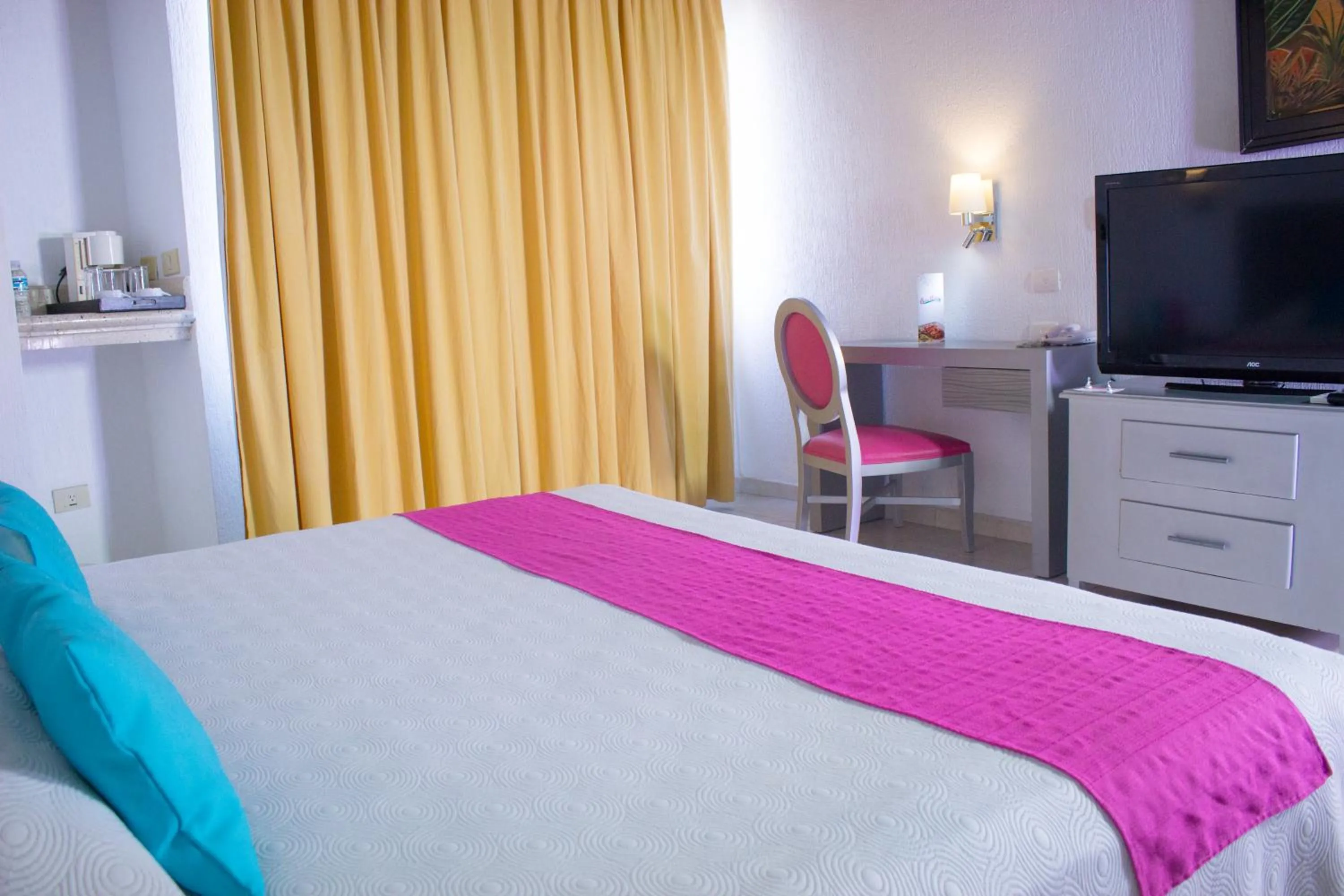 Photo of the whole room, Bed in Mia City Villahermosa