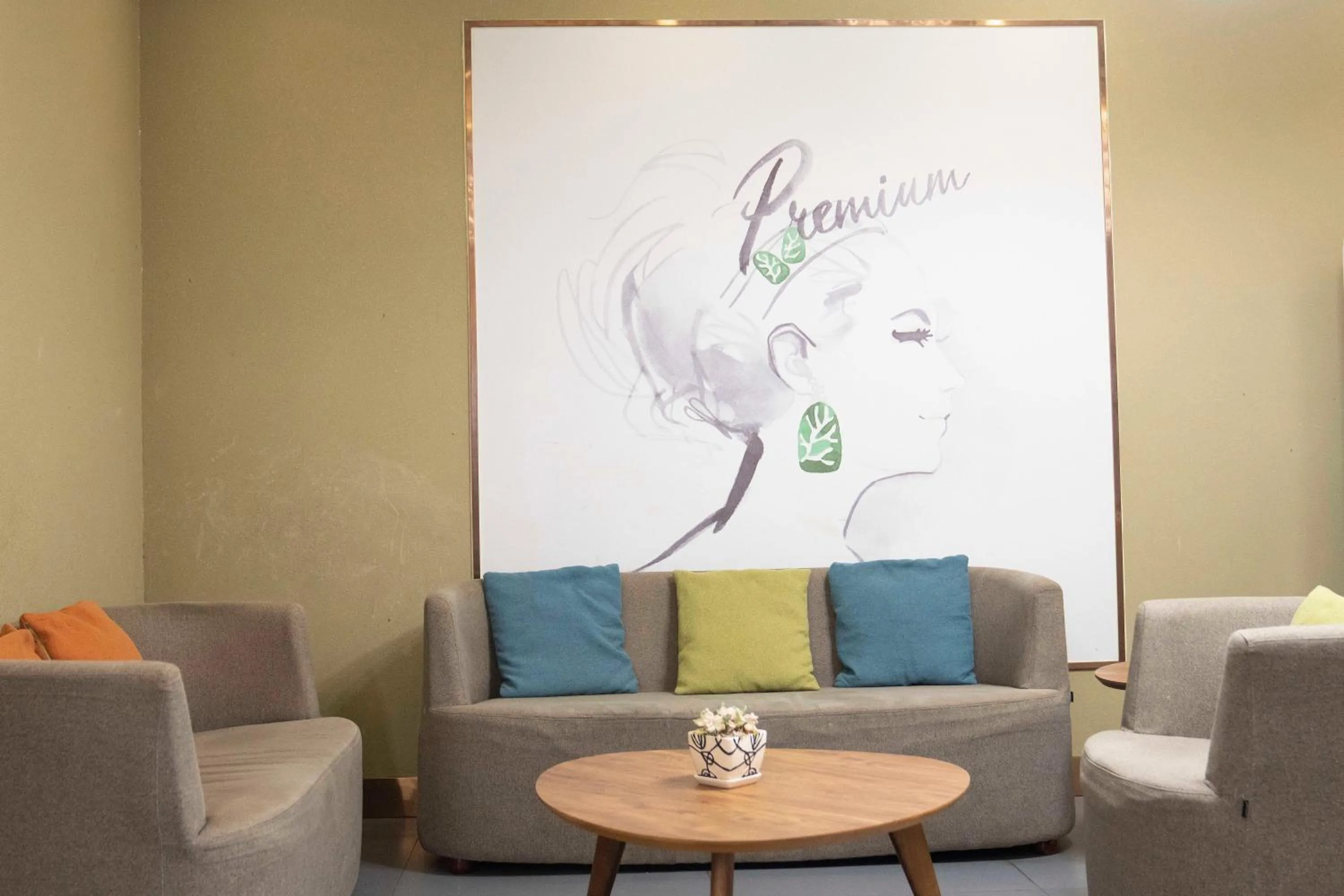 Seating area in 7 Days Premium - Kunming South High Speed Railway Station University Town Metro Station