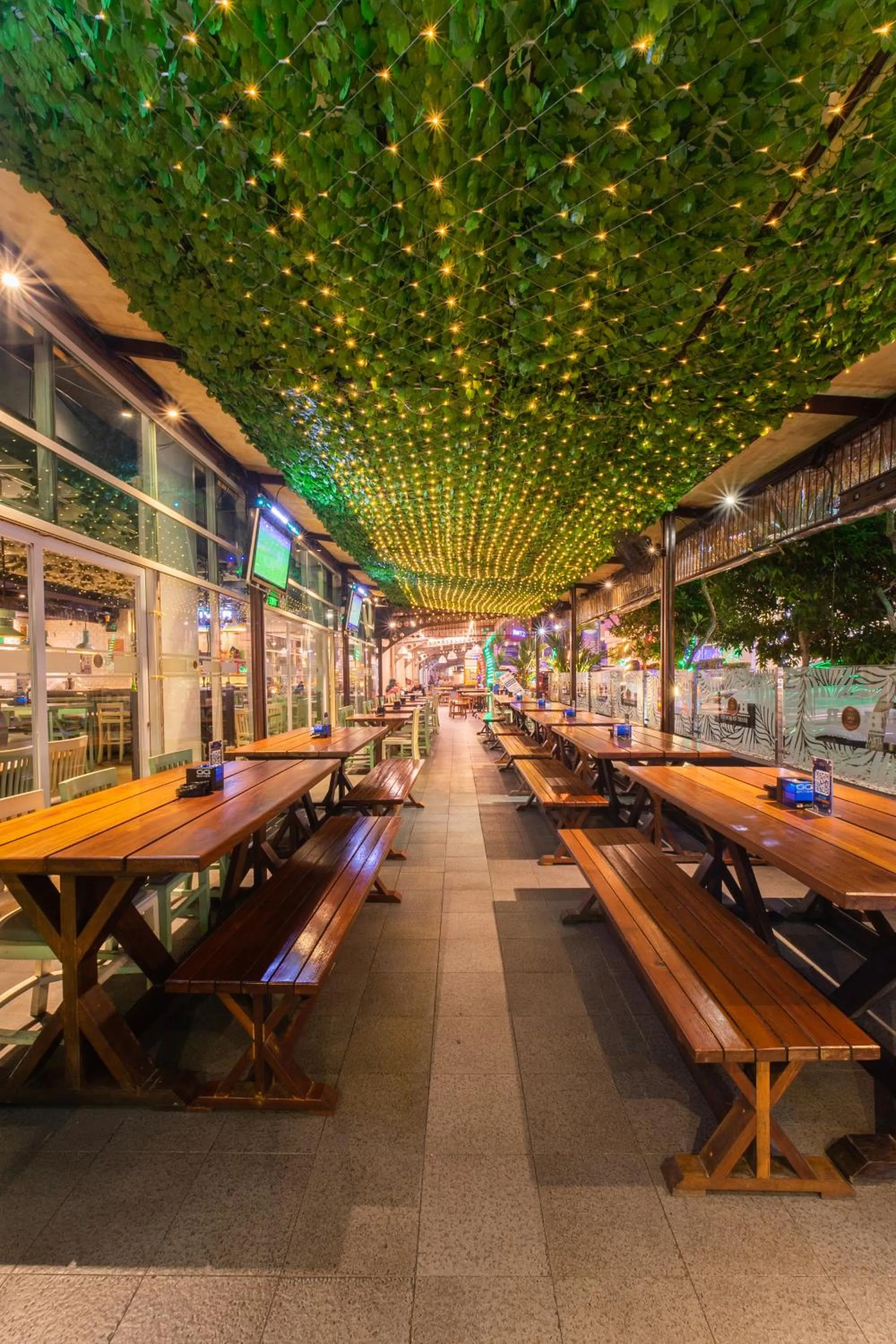 Restaurant/places to eat in J Icon Hip Hotel