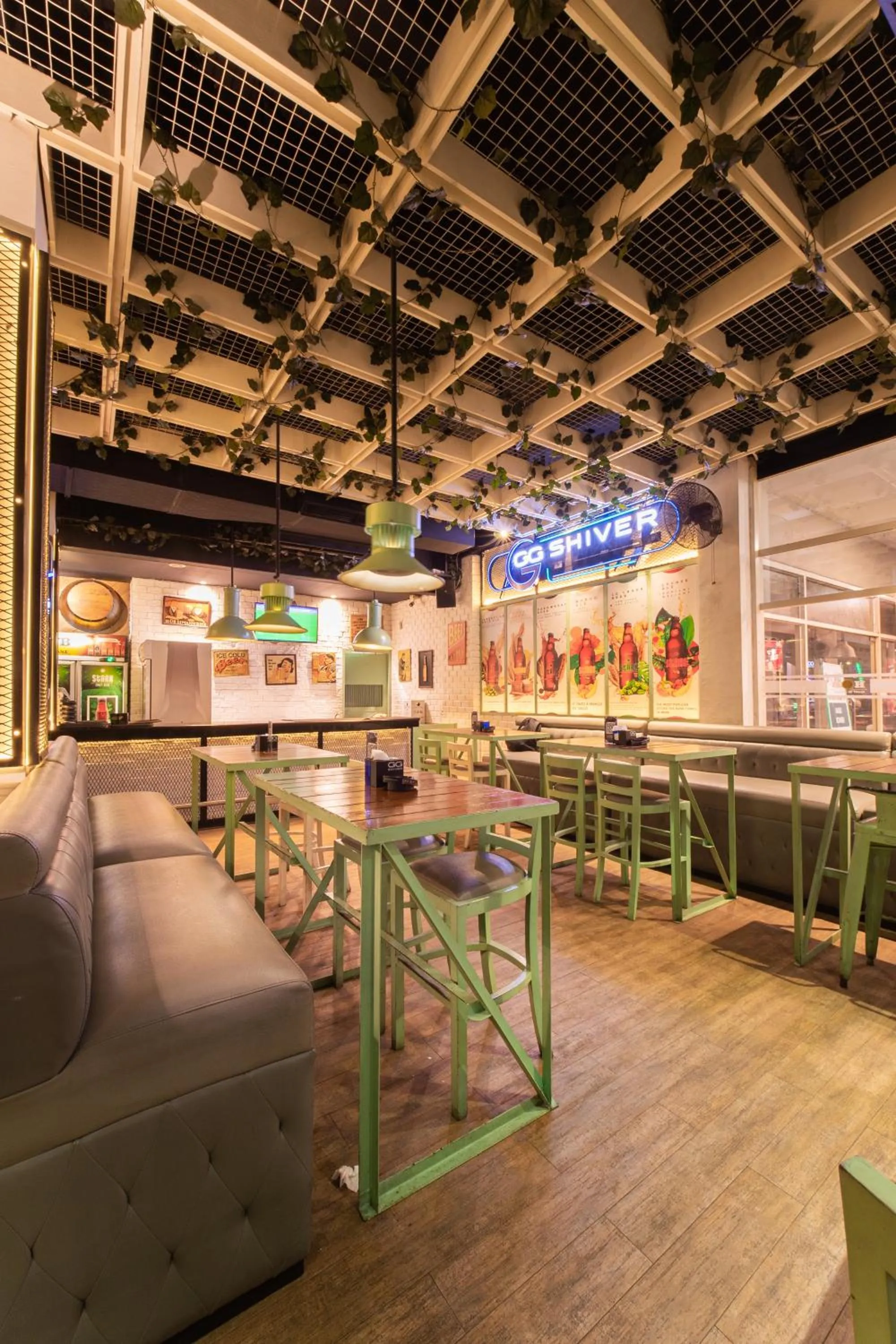 Restaurant/places to eat in J Icon Hip Hotel