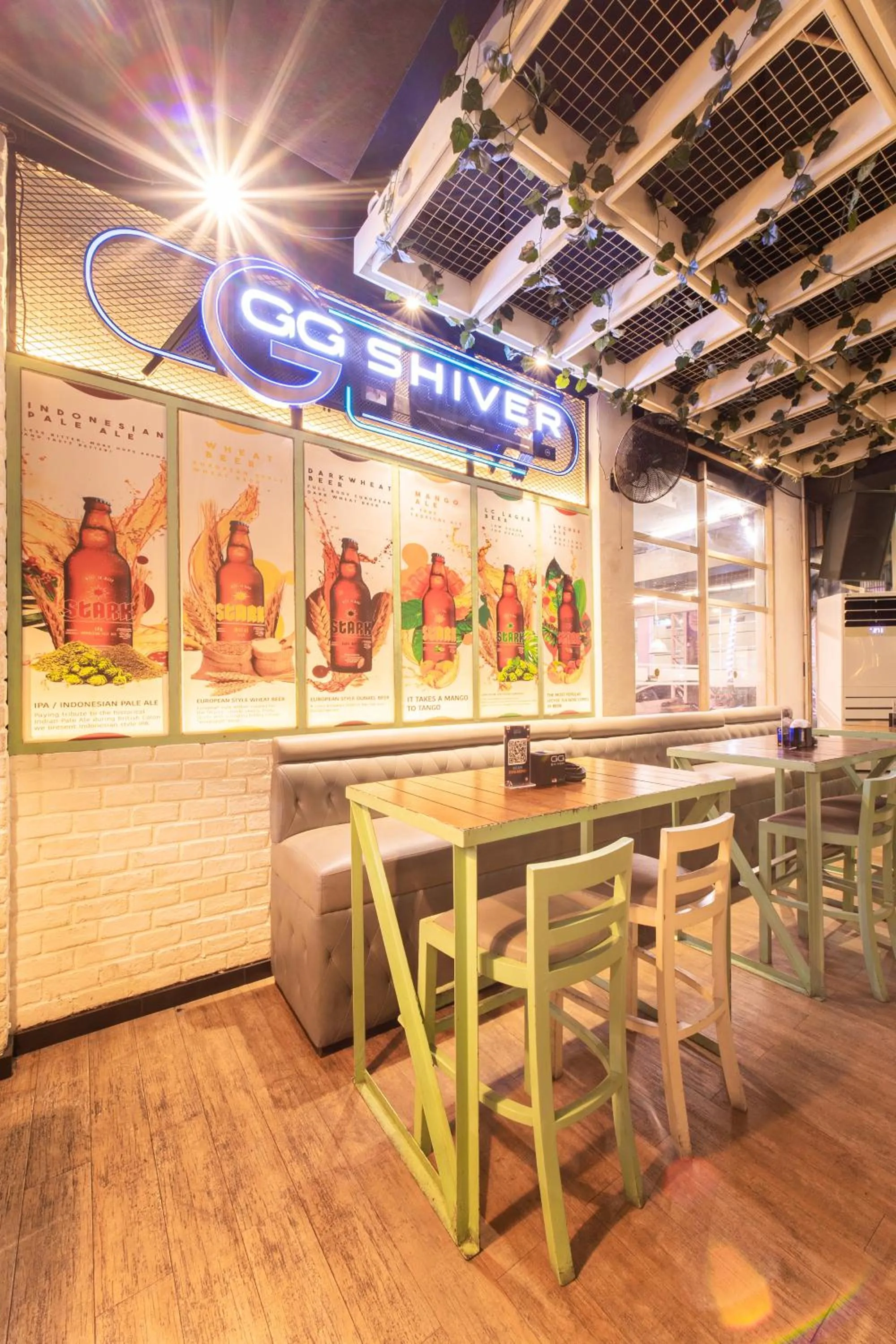 Restaurant/places to eat in J Icon Hip Hotel