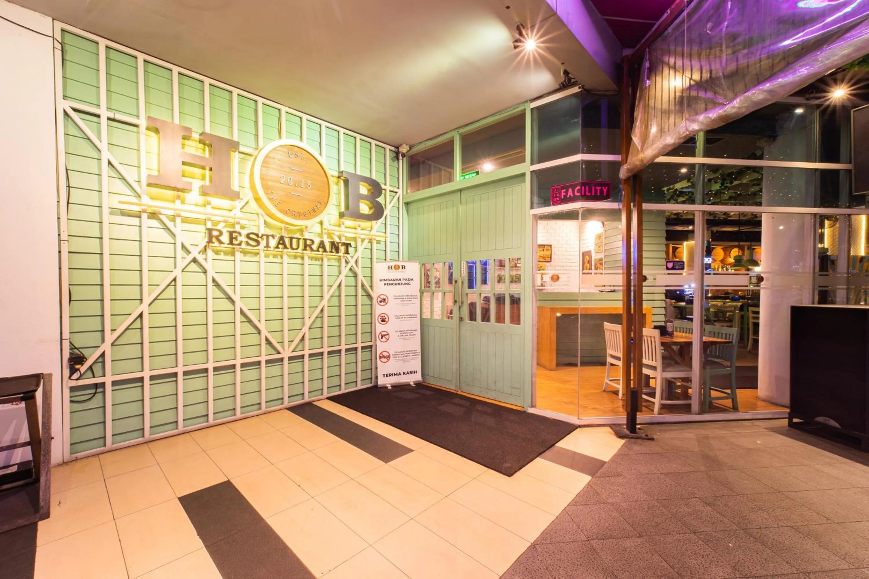 Restaurant/places to eat in J Icon Hip Hotel