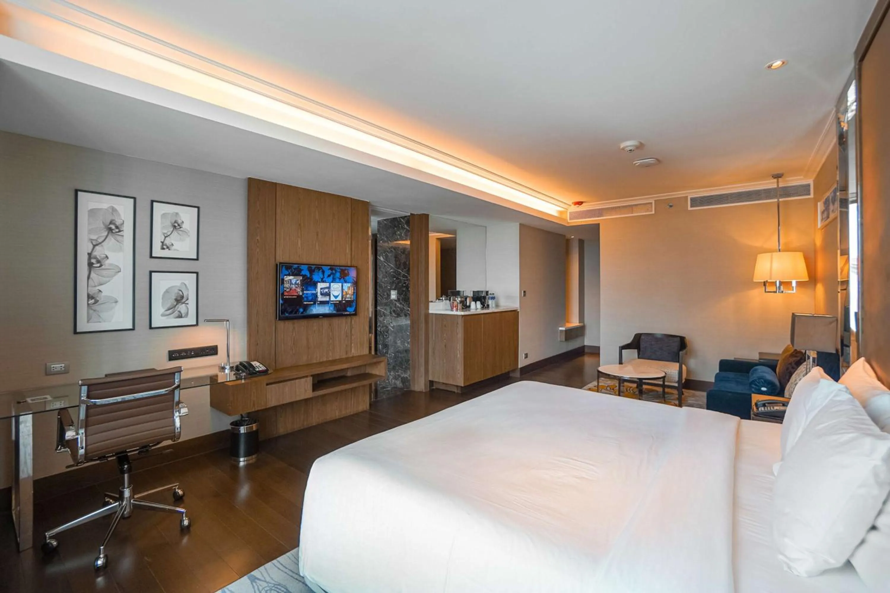 Bedroom, Bed in Radisson Blu Plaza Bangkok