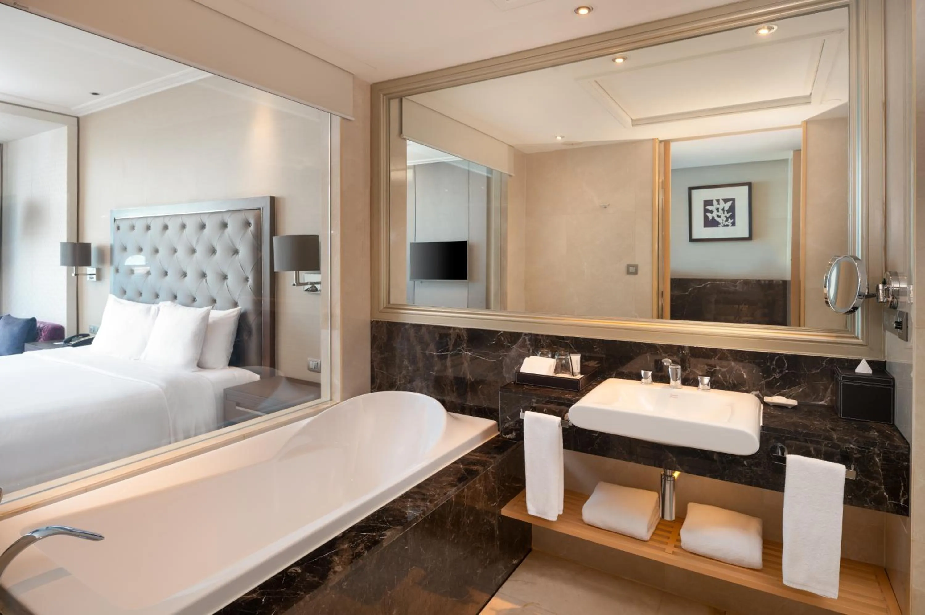 Bathroom, Bed in Radisson Blu Plaza Bangkok