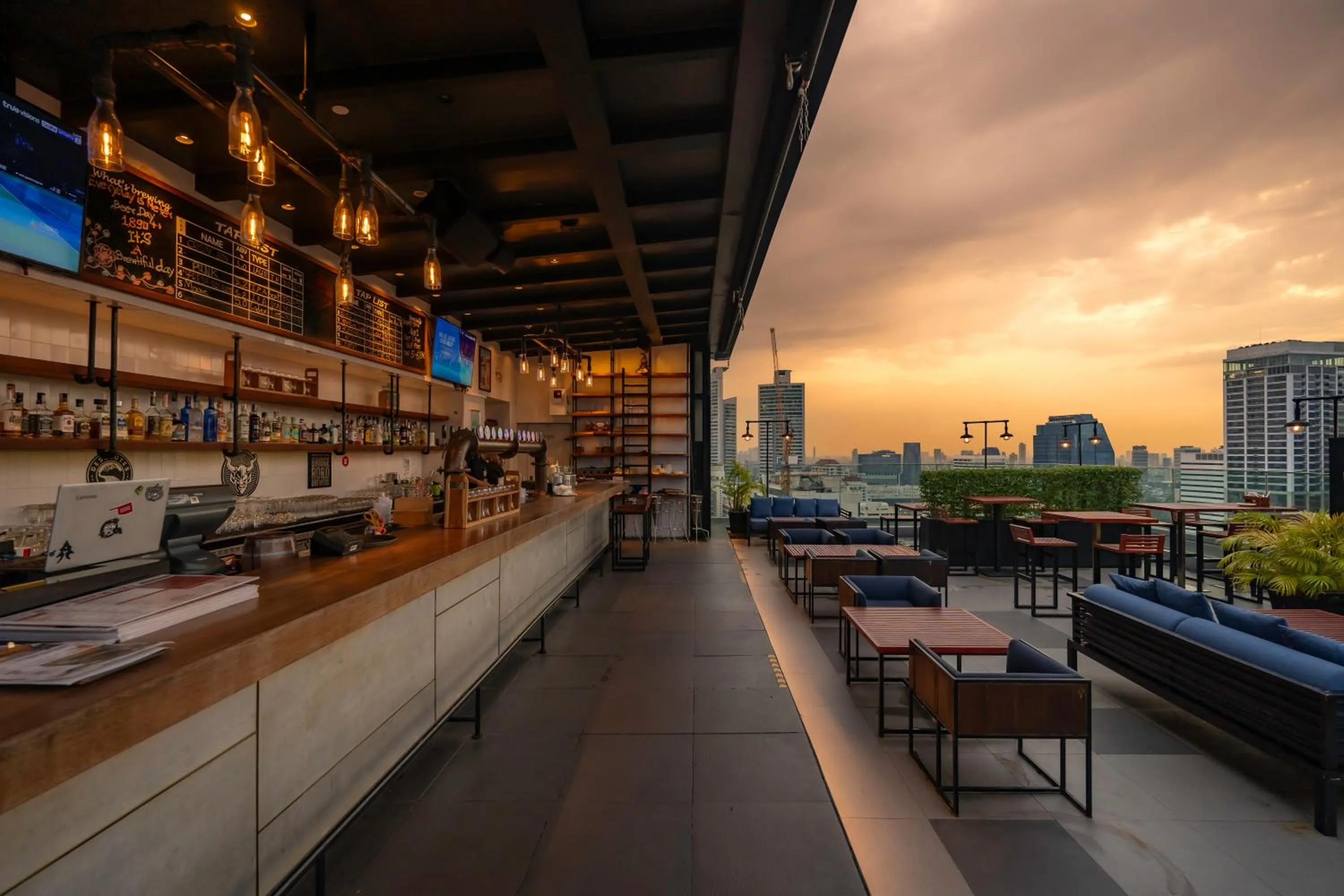 Restaurant/places to eat in Radisson Blu Plaza Bangkok