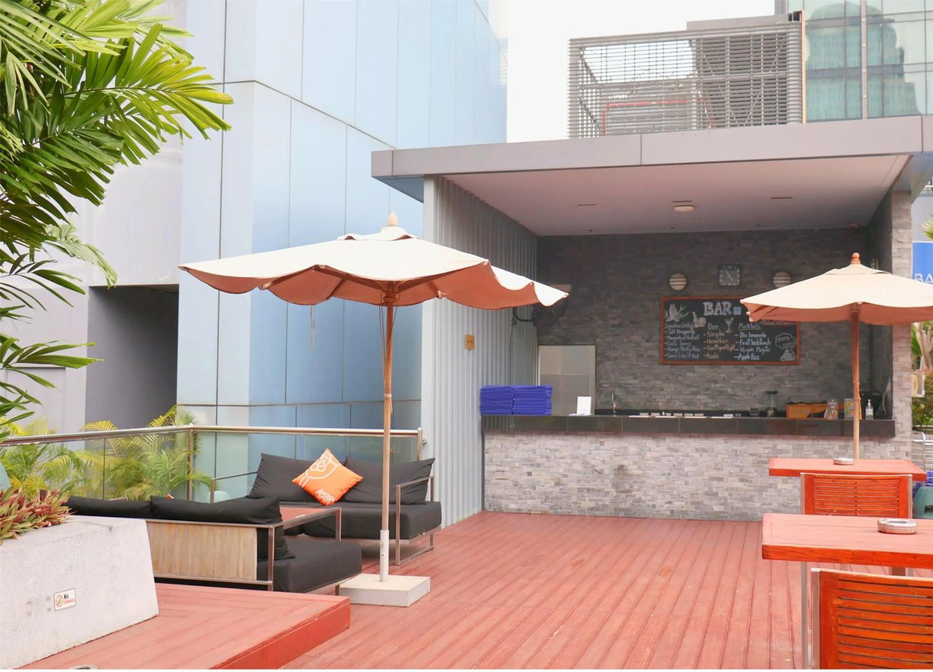 Lounge or bar in Radisson Blu Plaza Bangkok