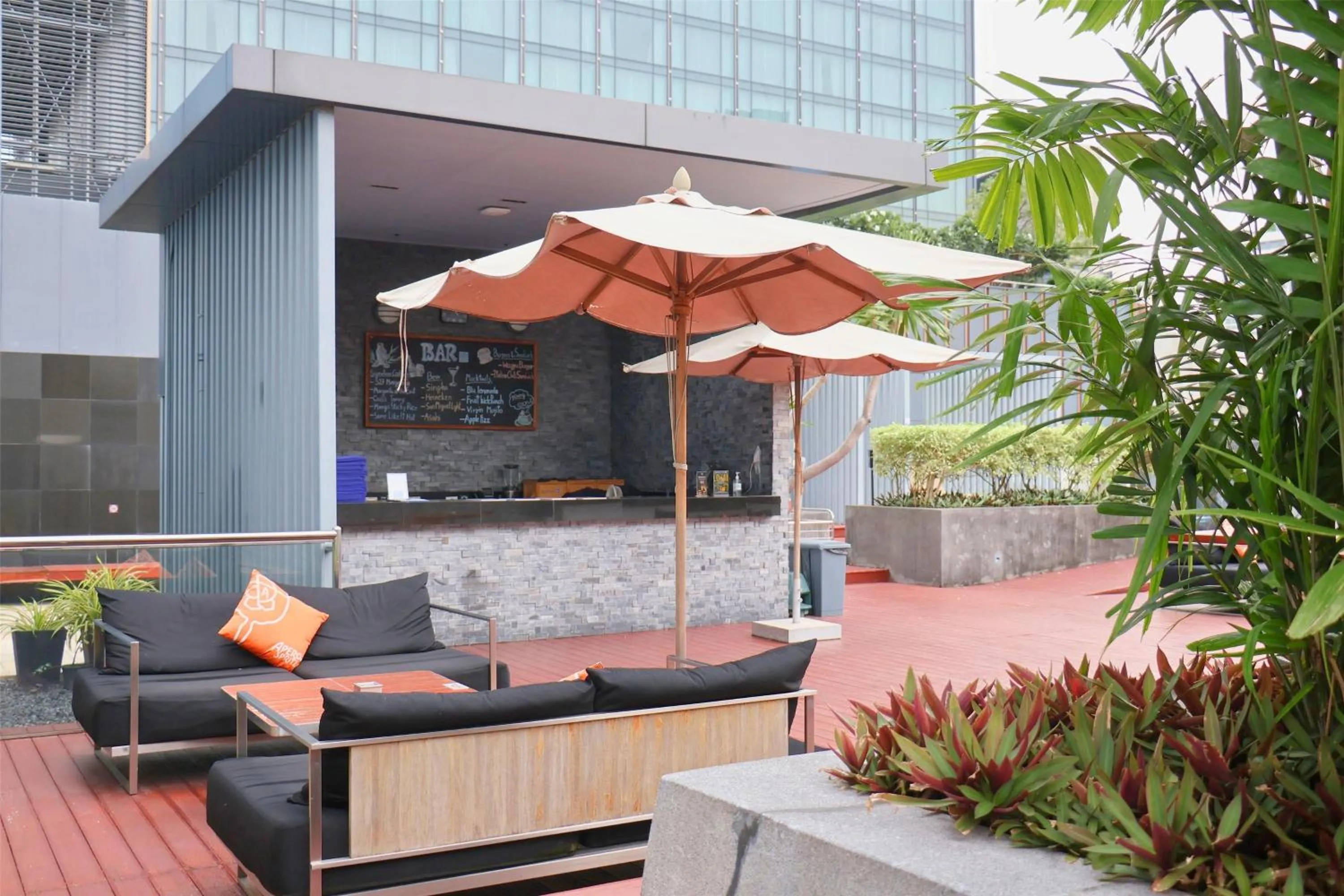 Lounge or bar in Radisson Blu Plaza Bangkok