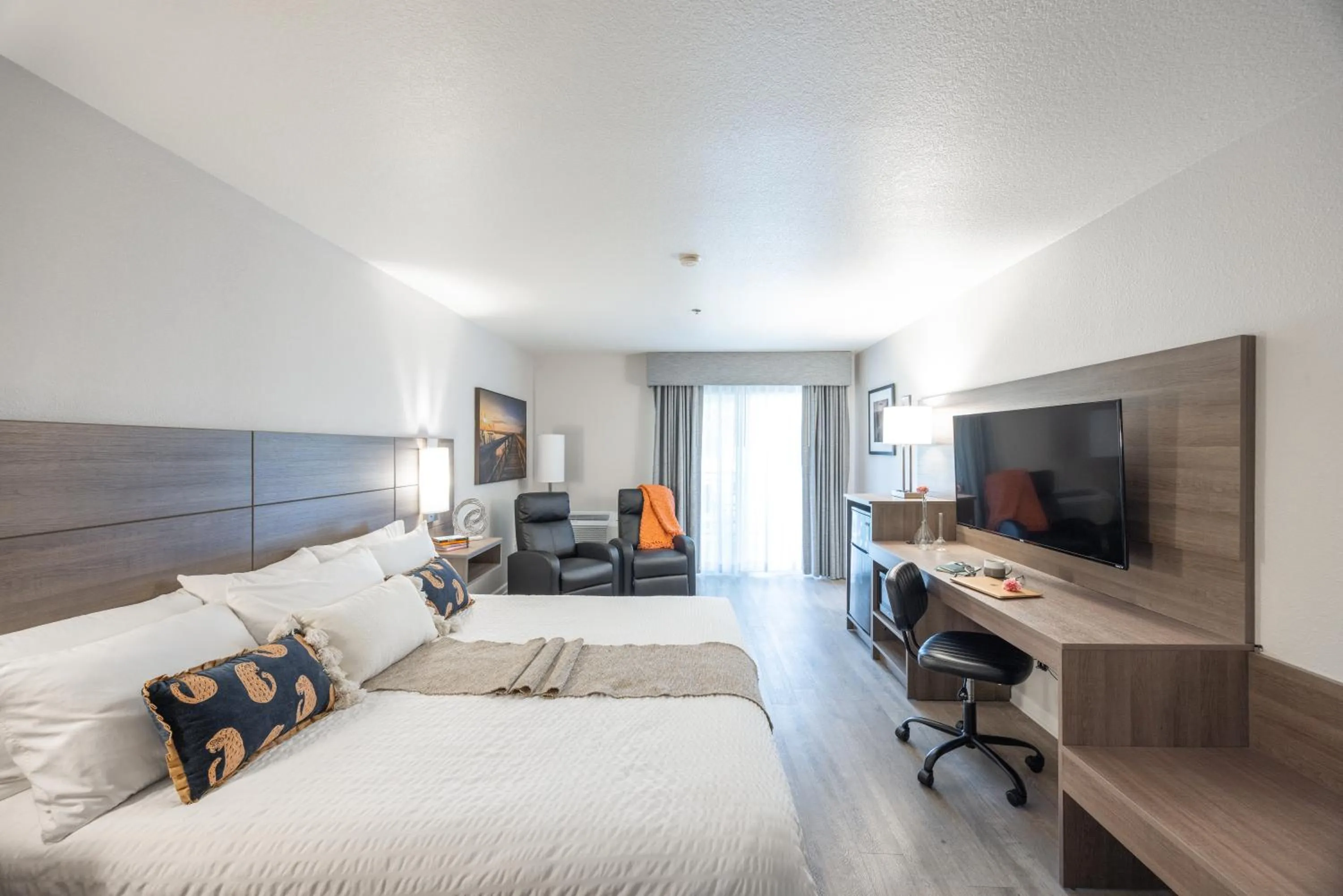 Seating area, Bed in Lewis River Inn