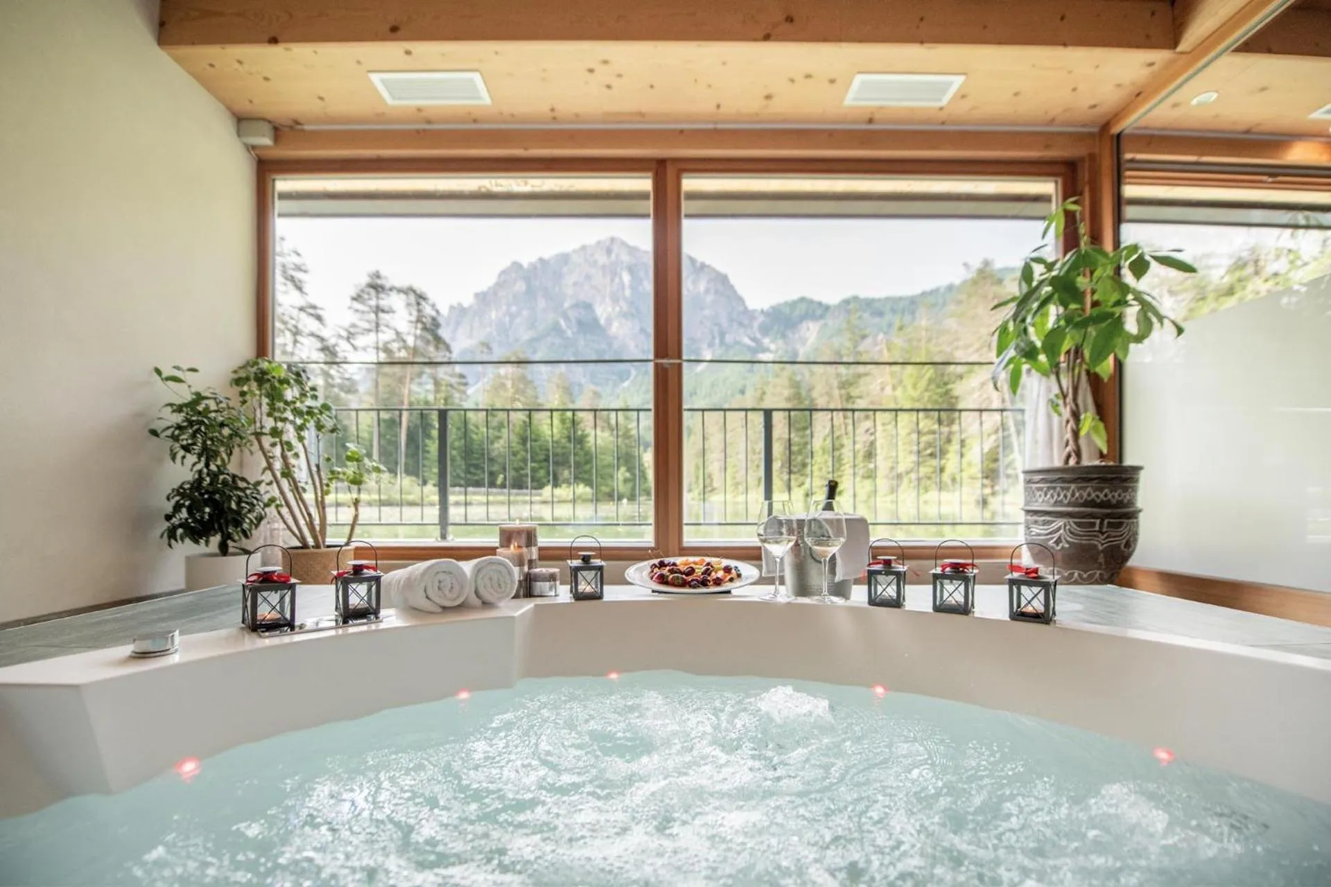 Hot Tub in Hotel Lago della Creta