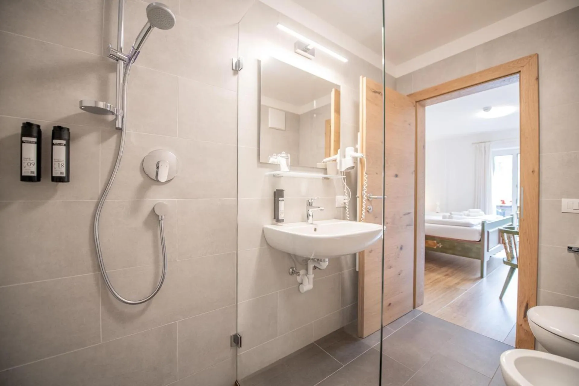 Bathroom in Hotel Lago della Creta