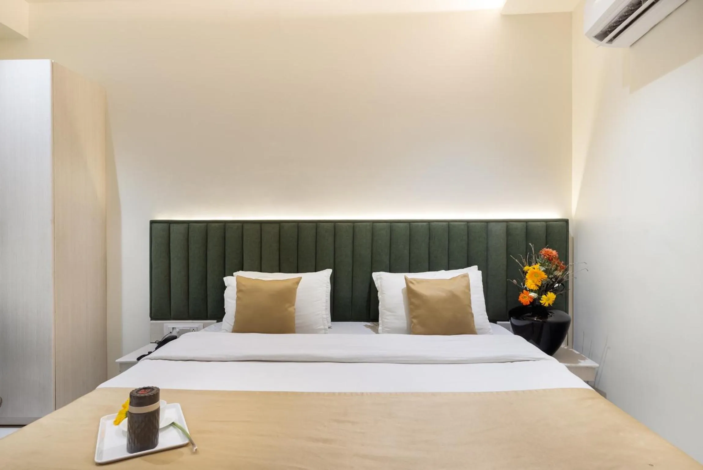 Bed in Hotel Meghdoot, Bhopal