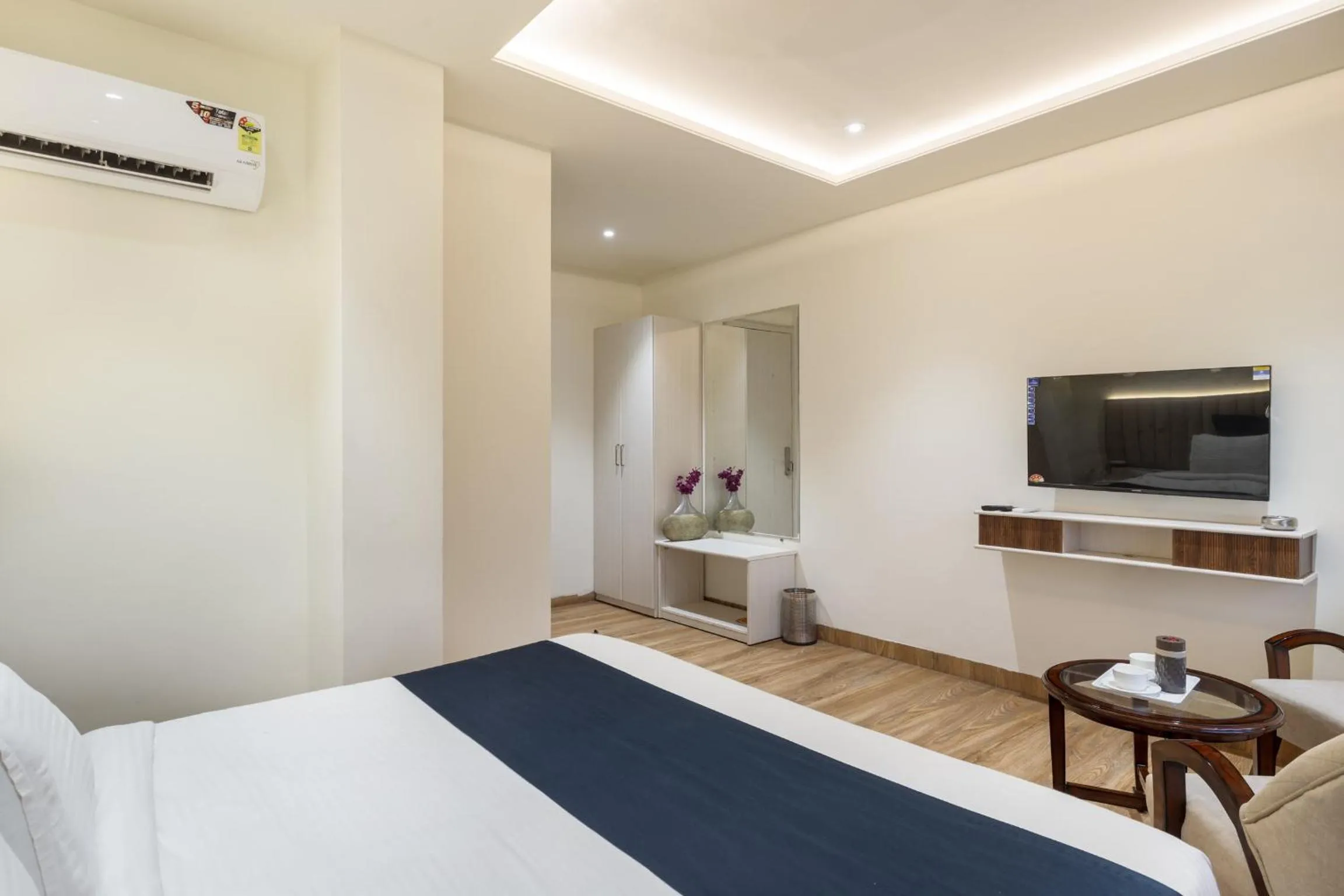 Photo of the whole room, Bed in Hotel Meghdoot, Bhopal