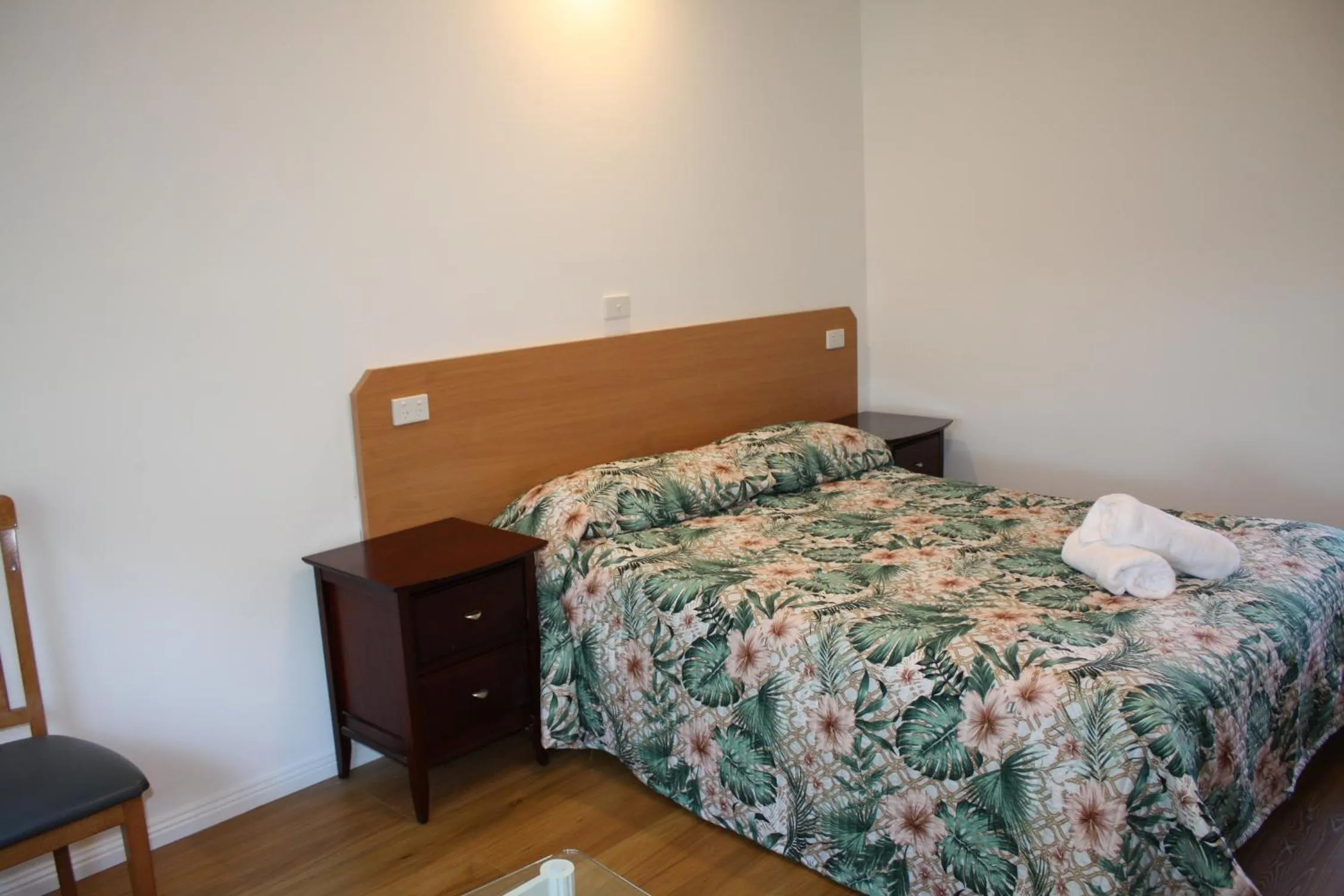 Bedroom, Bed in Coburg Motor Inn