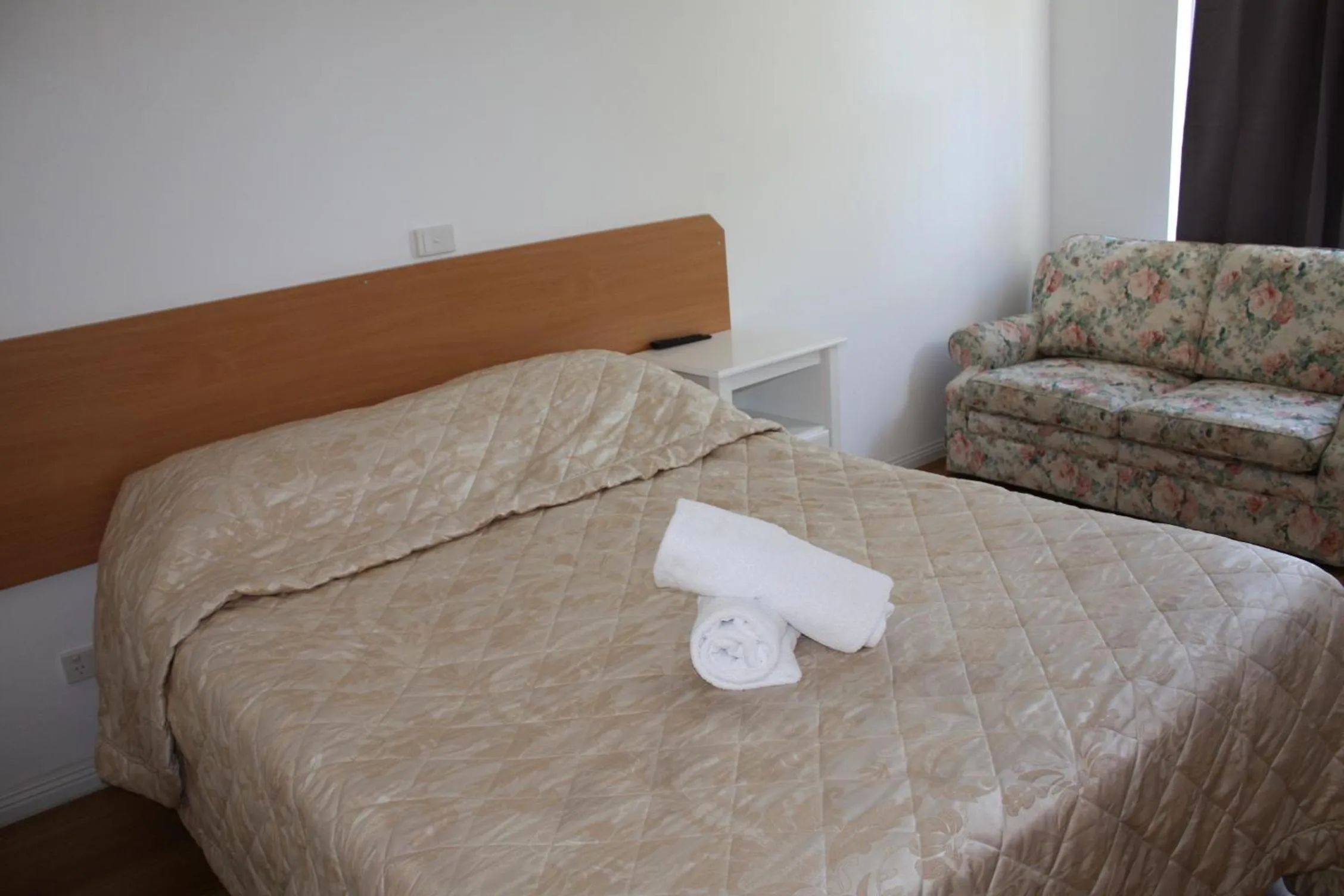 Bed in Coburg Motor Inn