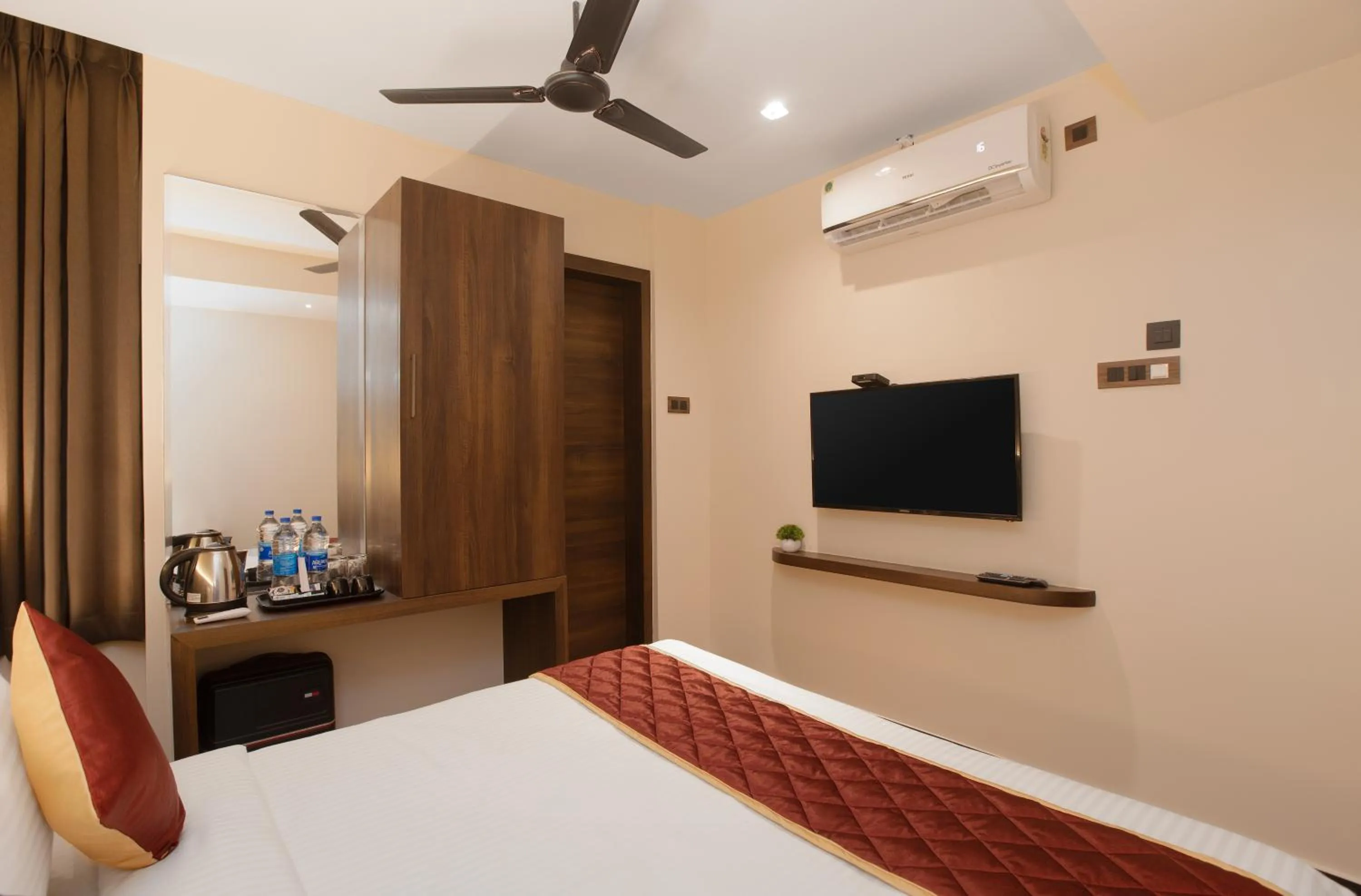Communal lounge/ TV room, Bed in SUPREME STAY