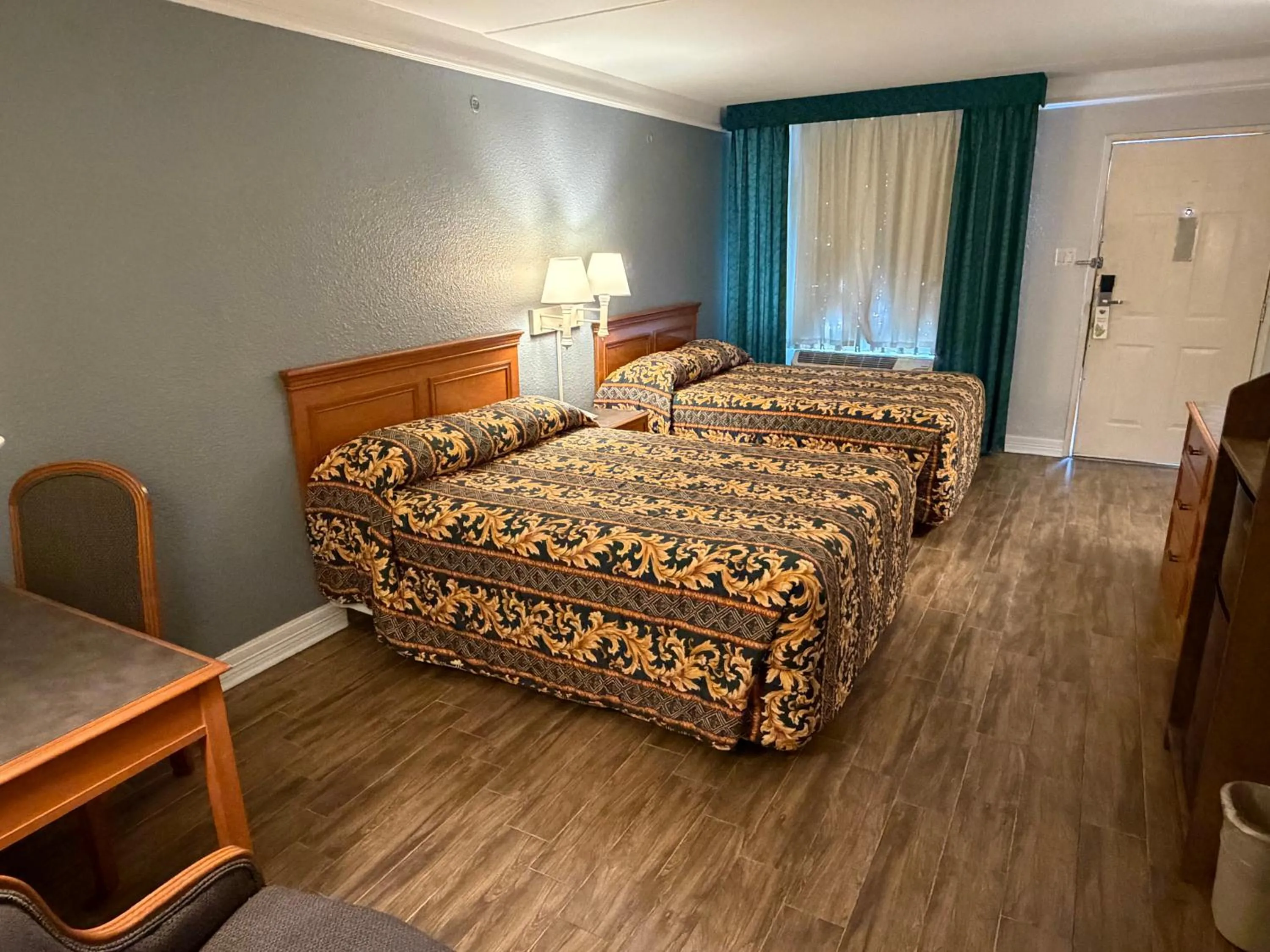 Bed in America's Inn Houston/Stafford /Sugarland