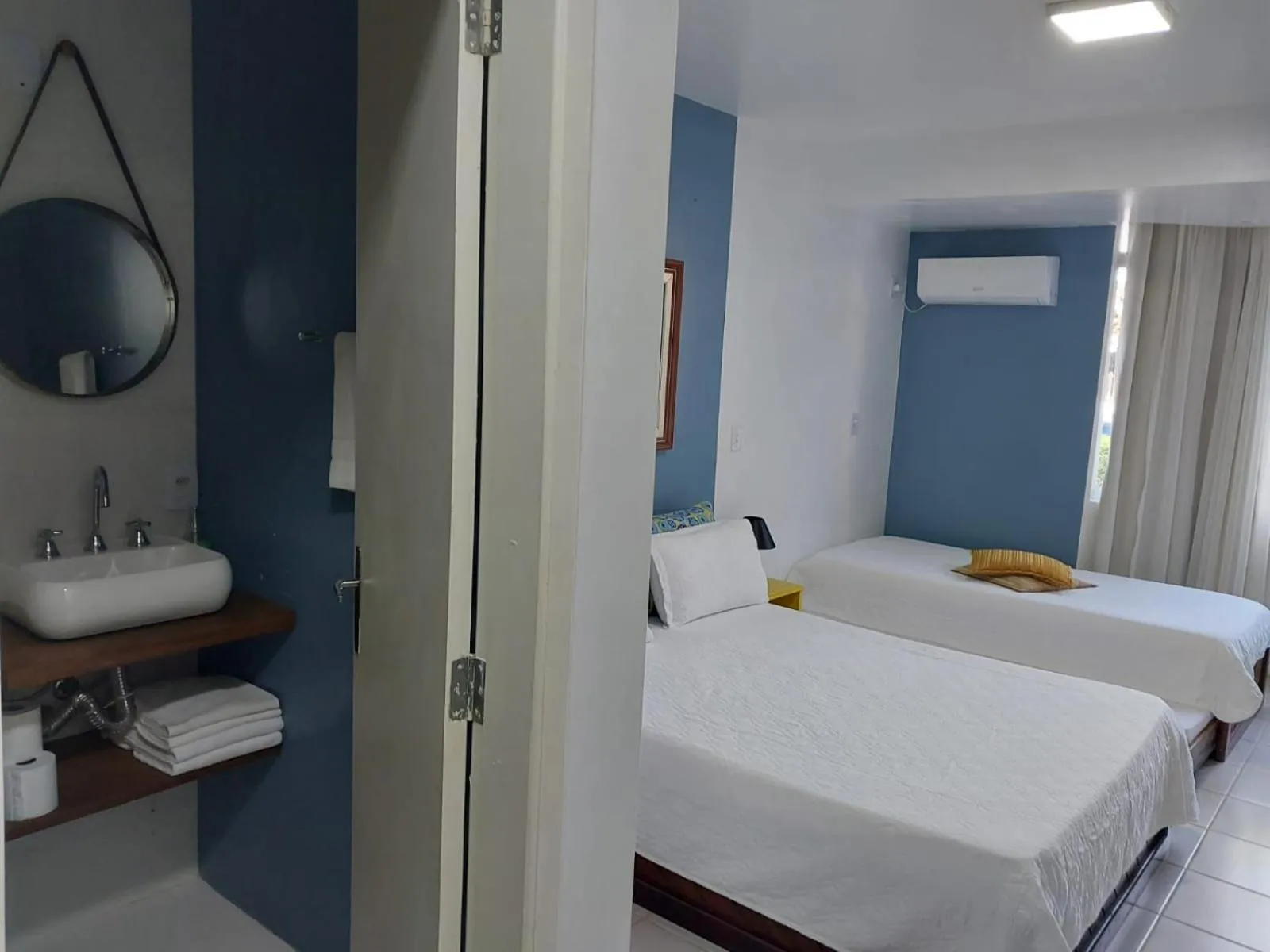 Bathroom, Bed in Flamboyant Hotel