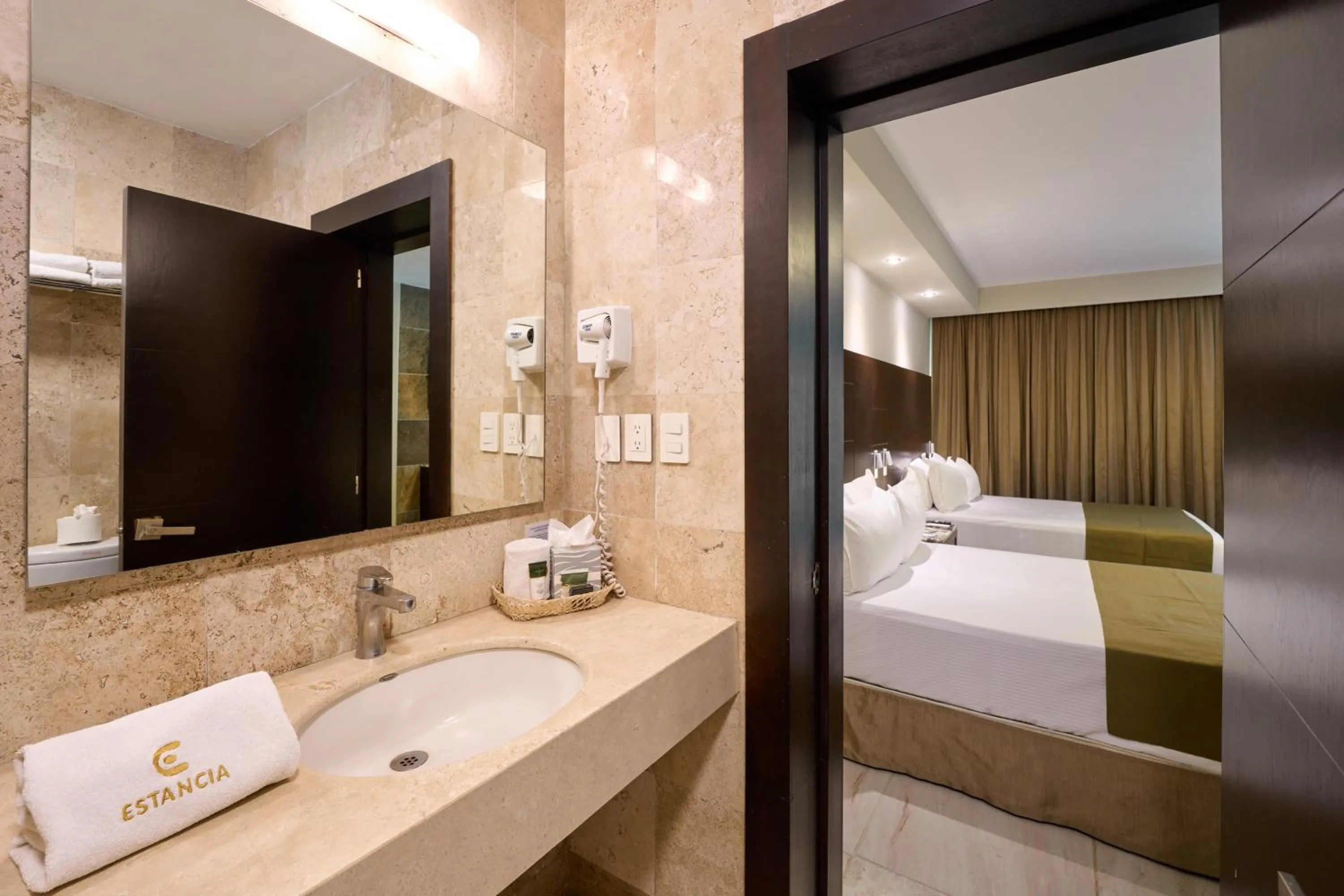 Photo of the whole room, Bed in Hotel Estancia Business Class