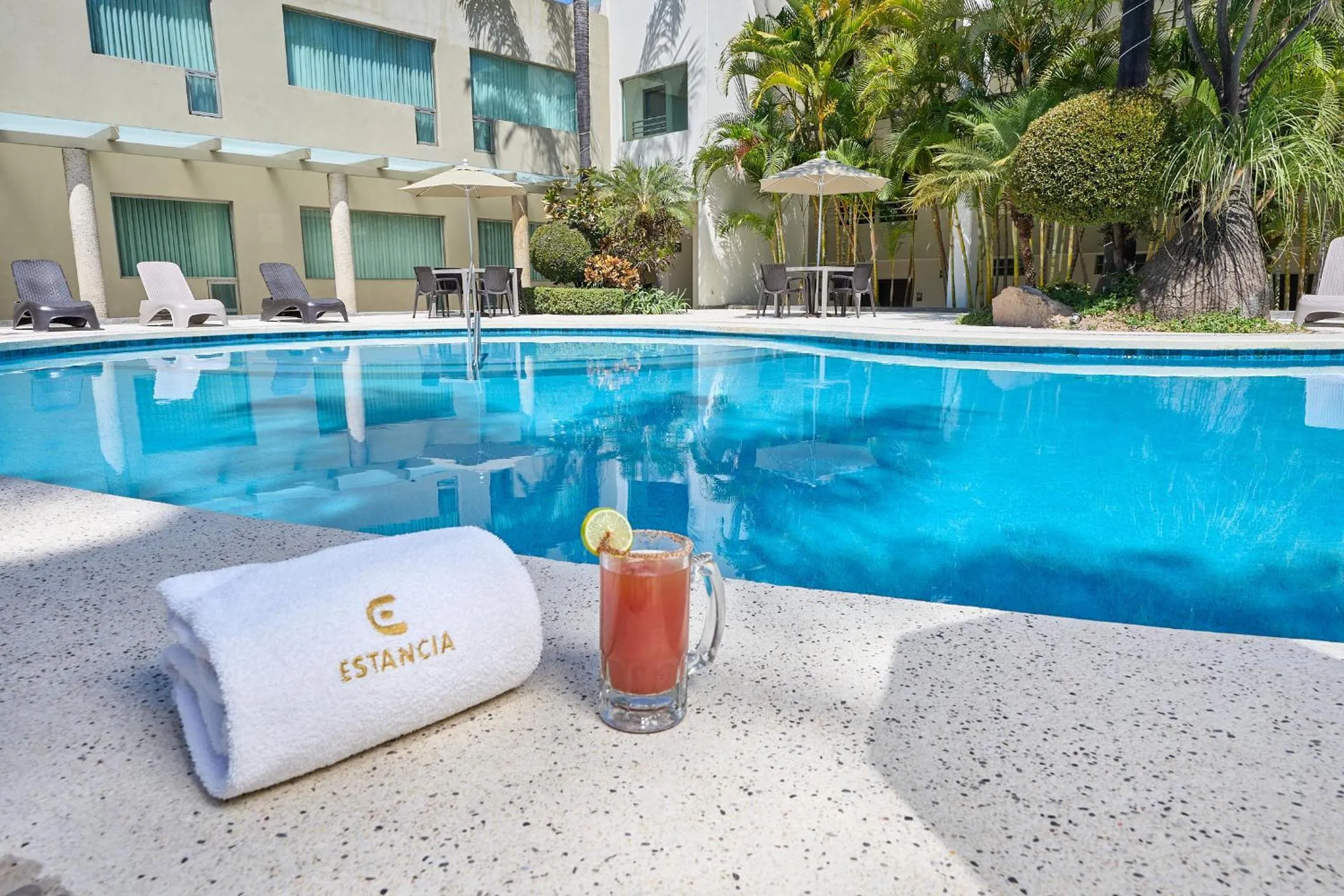Swimming pool in Hotel Estancia Business Class