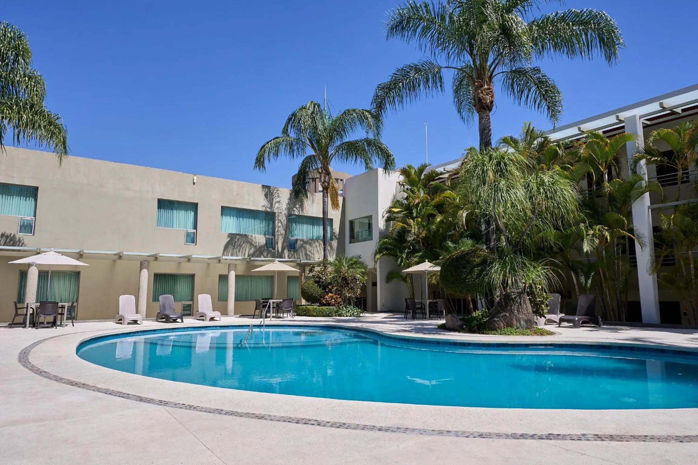 Swimming pool in Hotel Estancia Business Class
