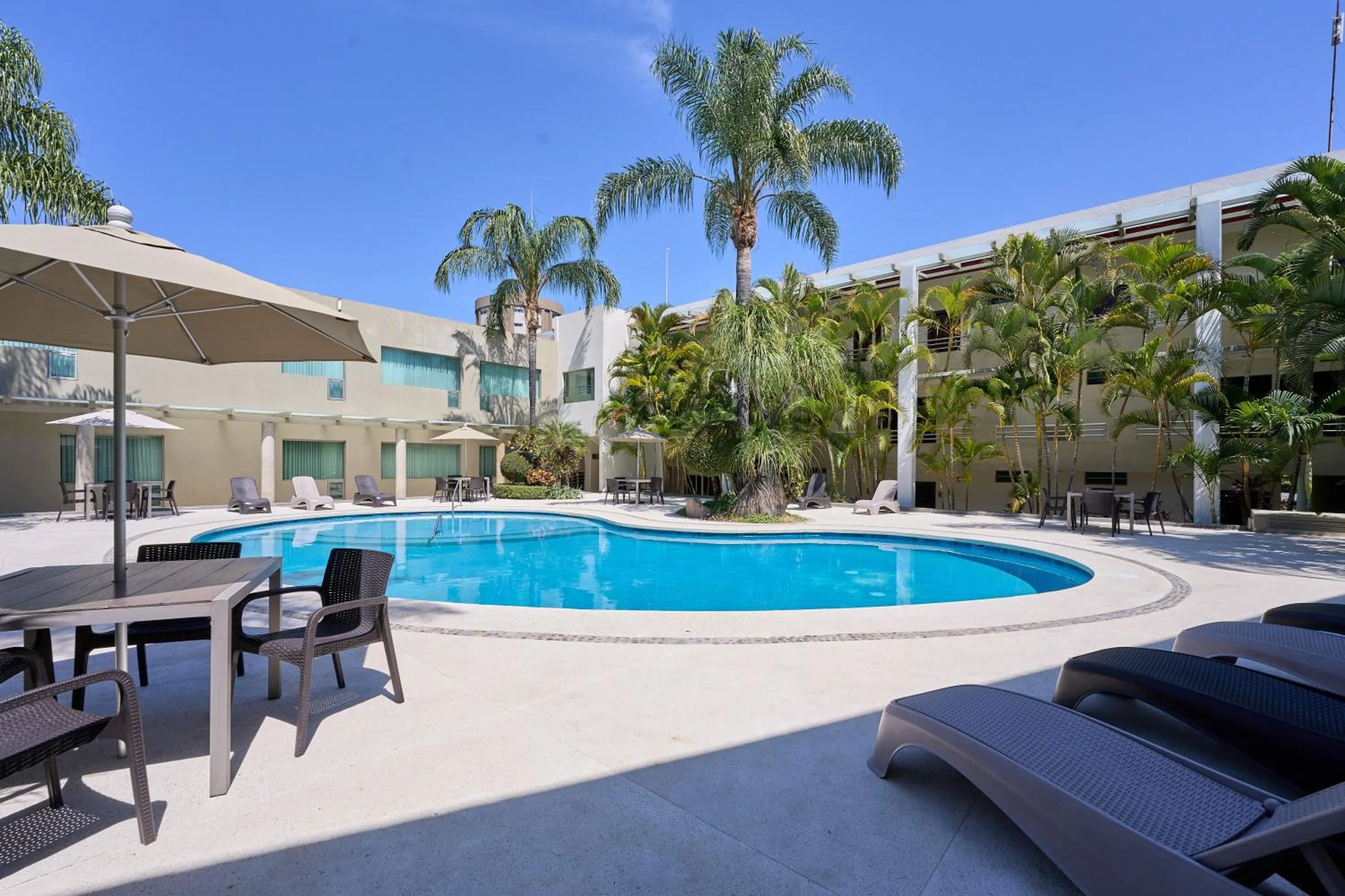 Swimming pool in Hotel Estancia Business Class
