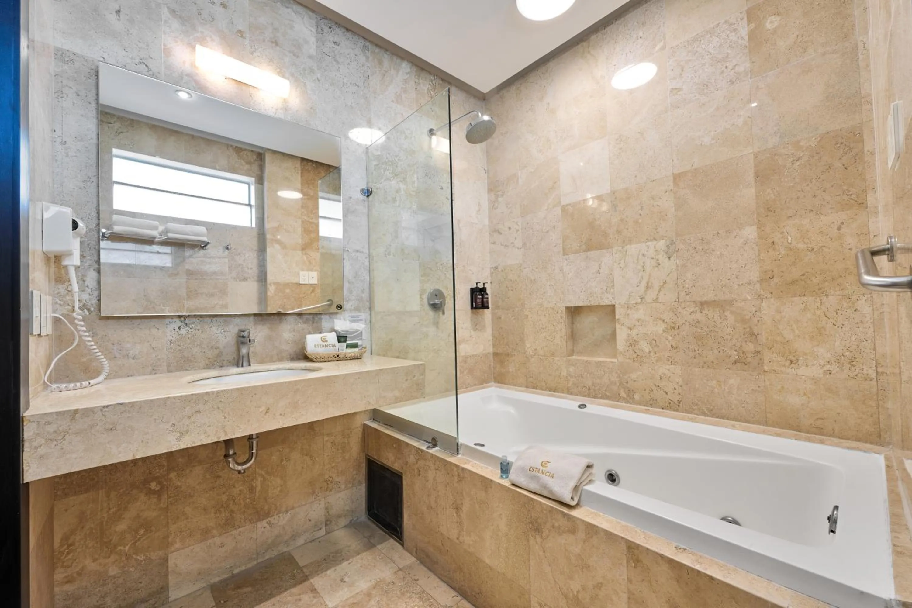 Hot Tub in Hotel Estancia Business Class