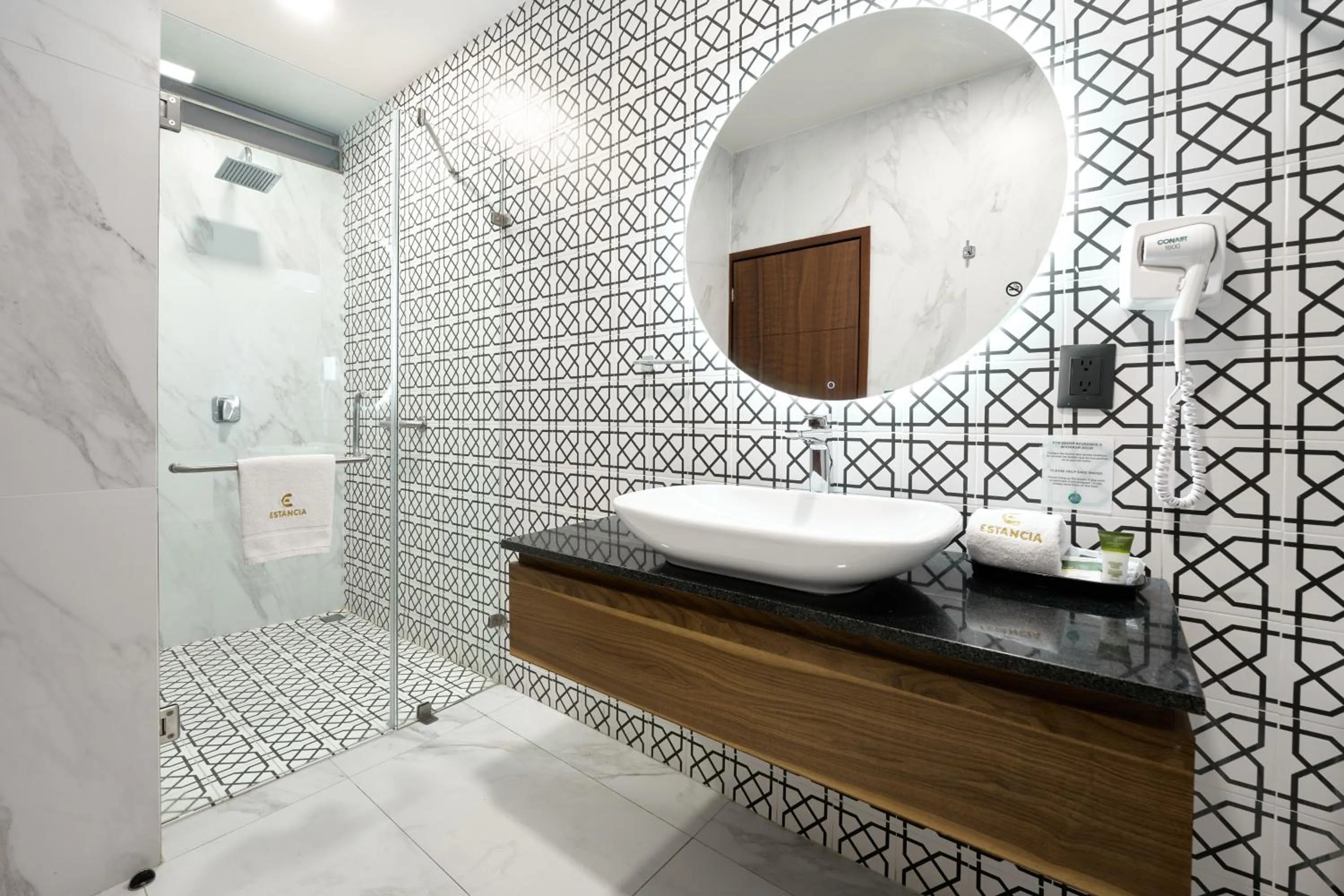 Toilet in Hotel Estancia Business Class