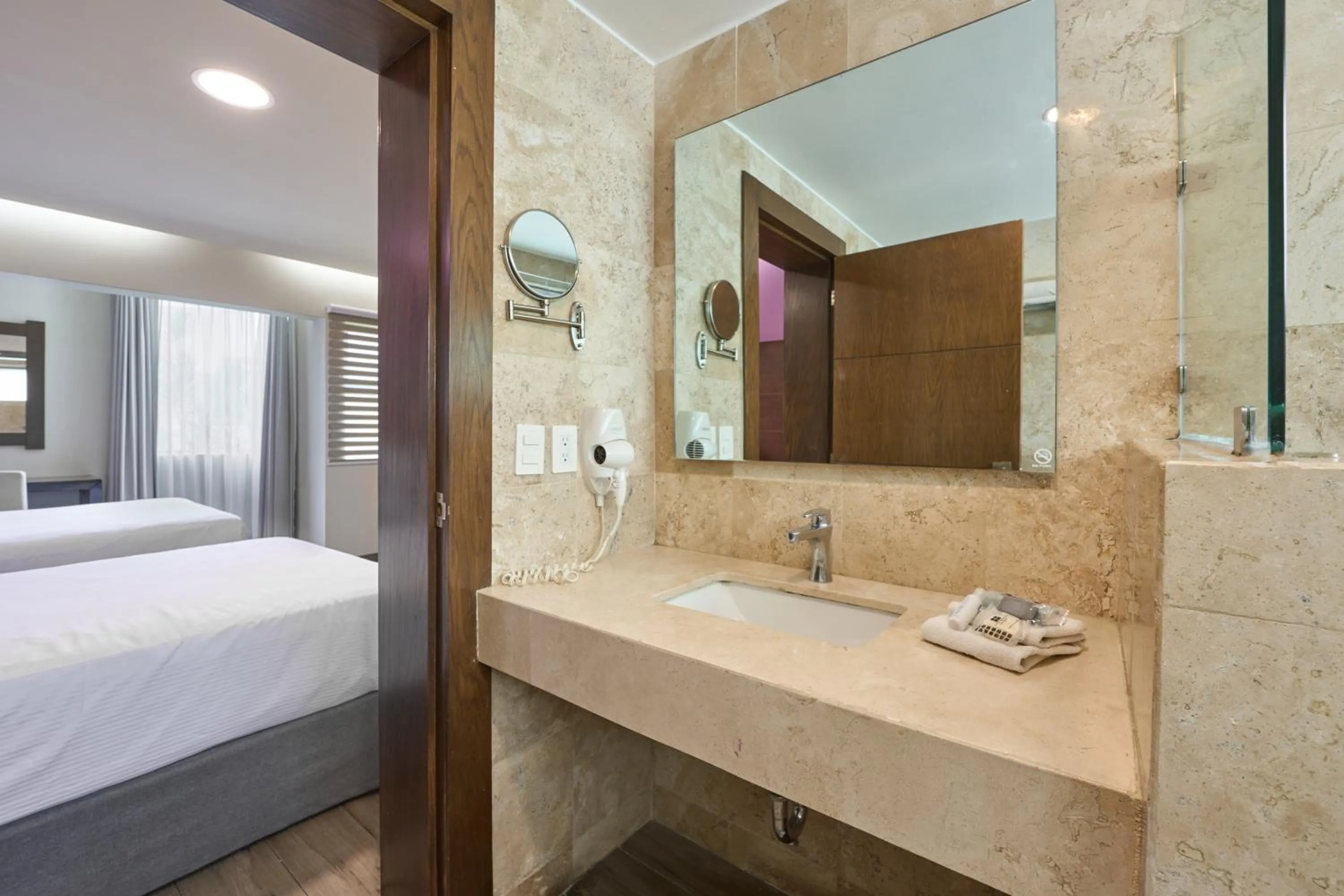 Bathroom, Bed in Hotel Estancia Business Class