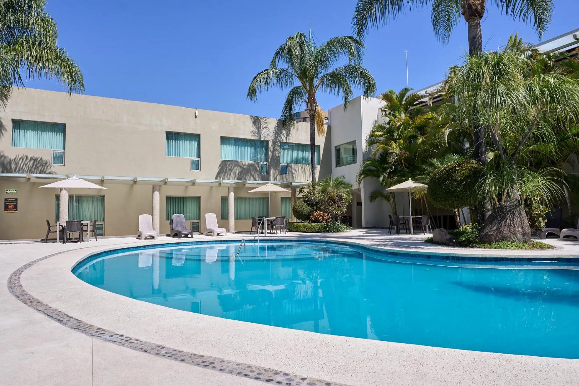 Swimming pool in Hotel Estancia Business Class