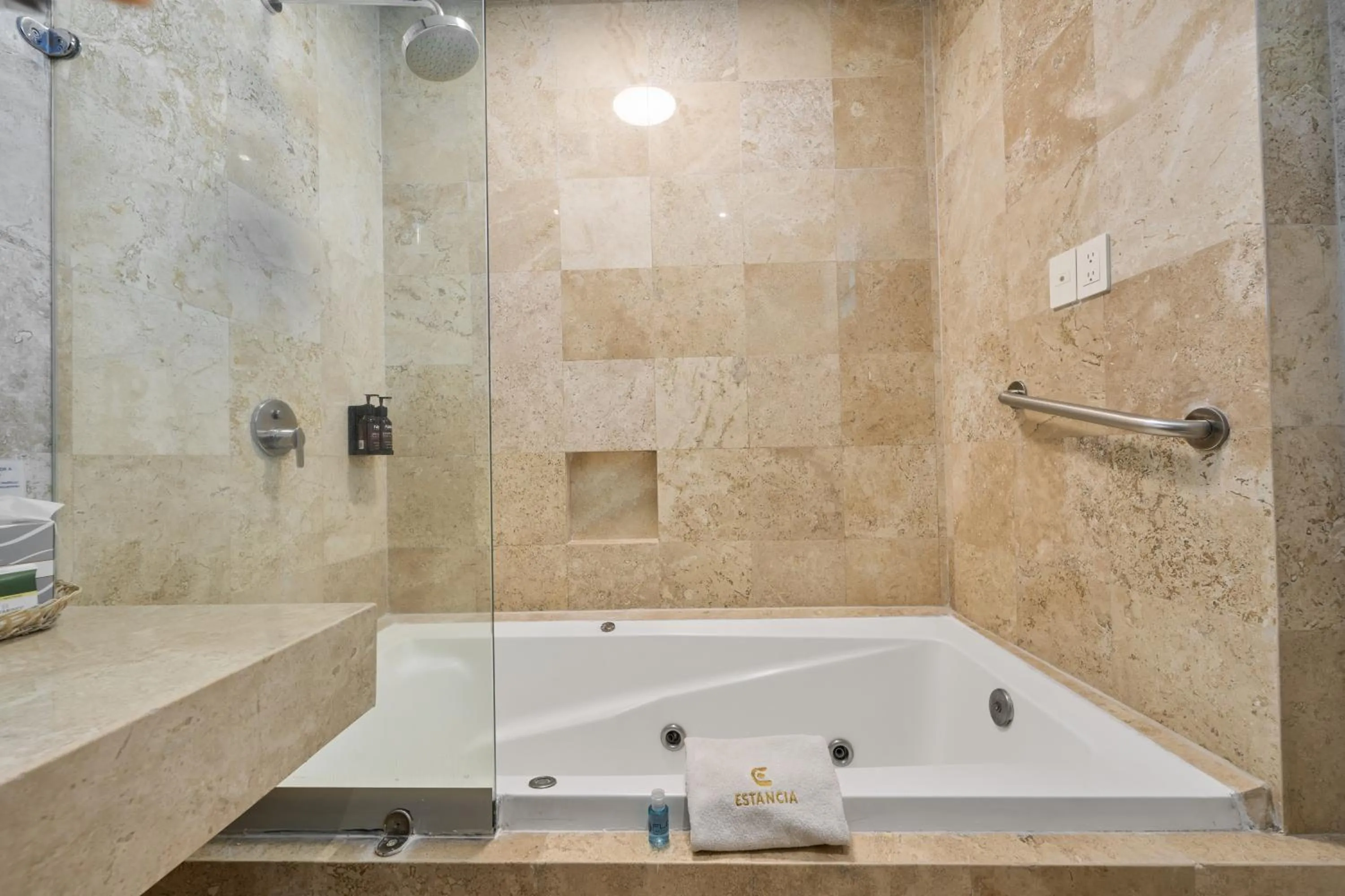 Hot Tub in Hotel Estancia Business Class