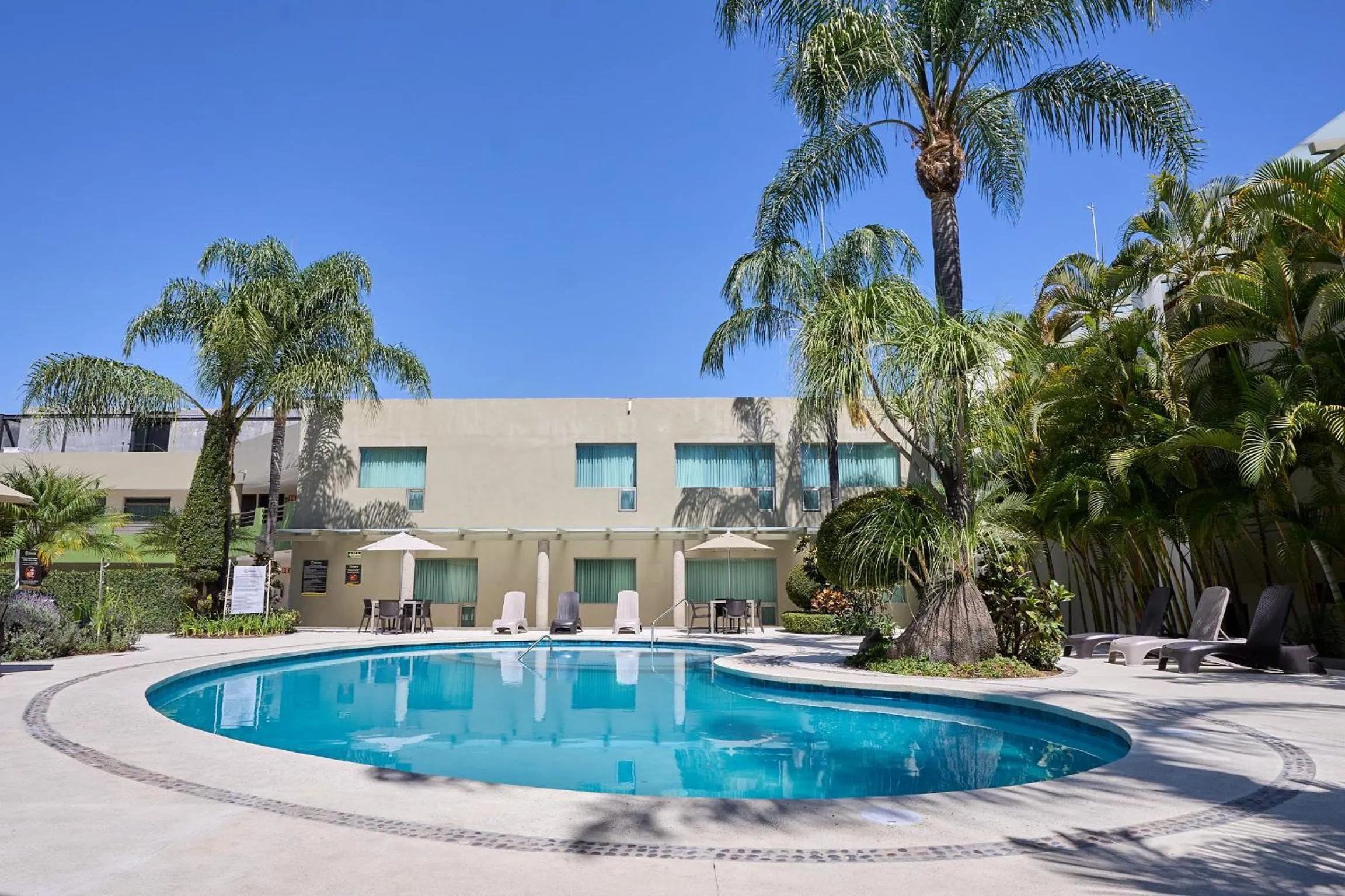Swimming pool in Hotel Estancia Business Class