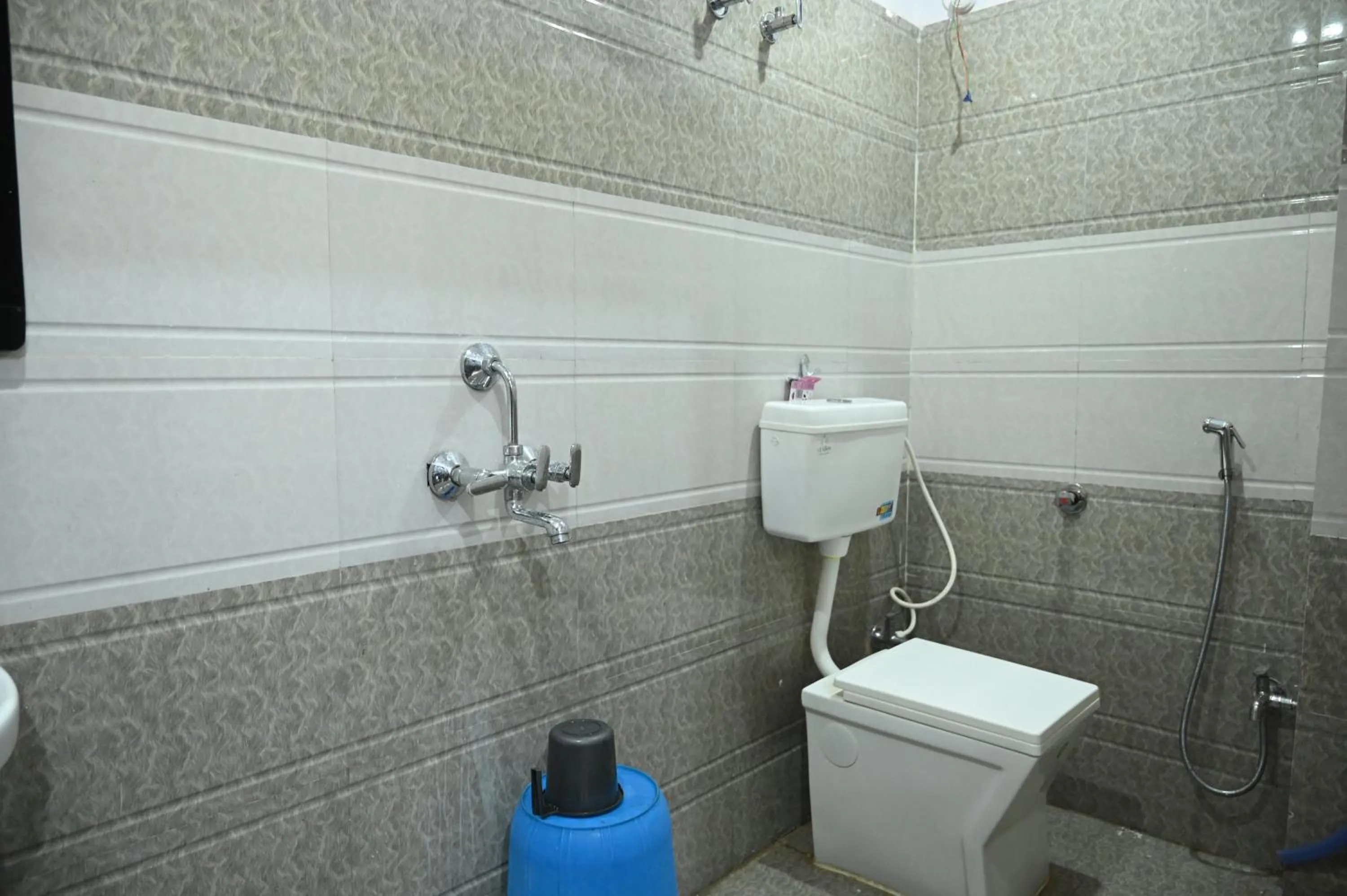 Shower in HOTEL DIAMANT INN