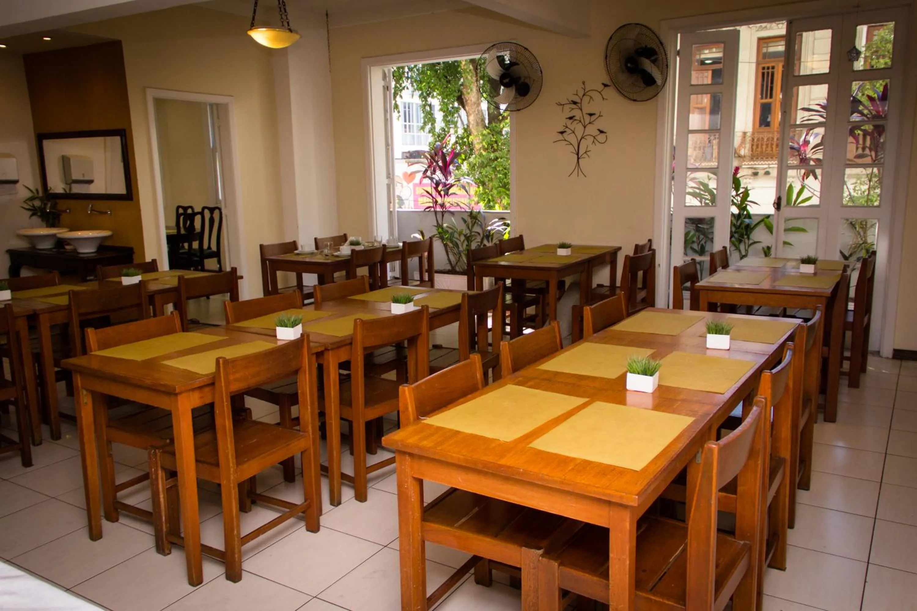 Restaurant/places to eat in Hotel Carioca