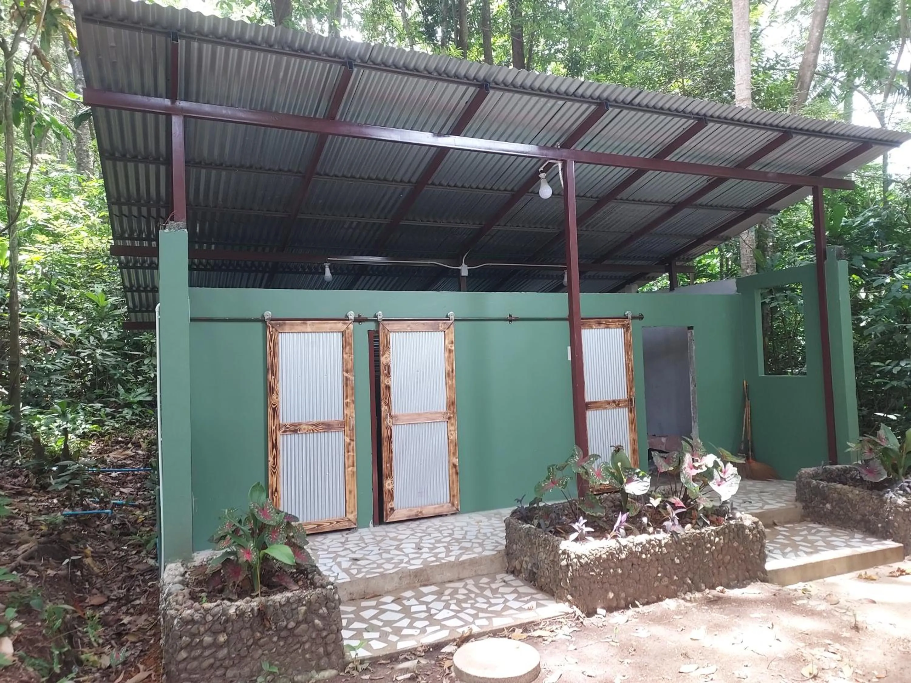 Public Bath in Cliff Cottage