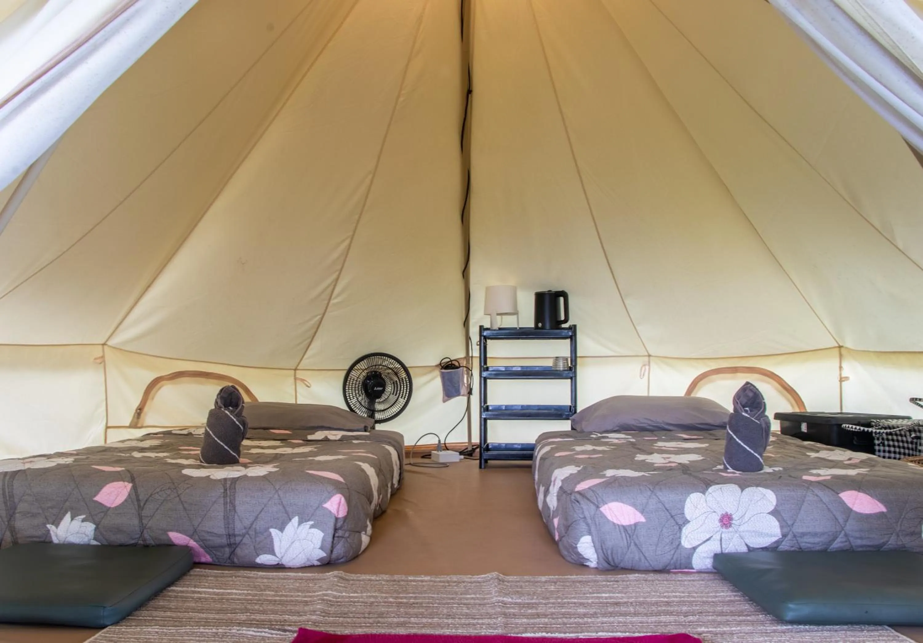 Bedroom, Bed in Cliff Cottage