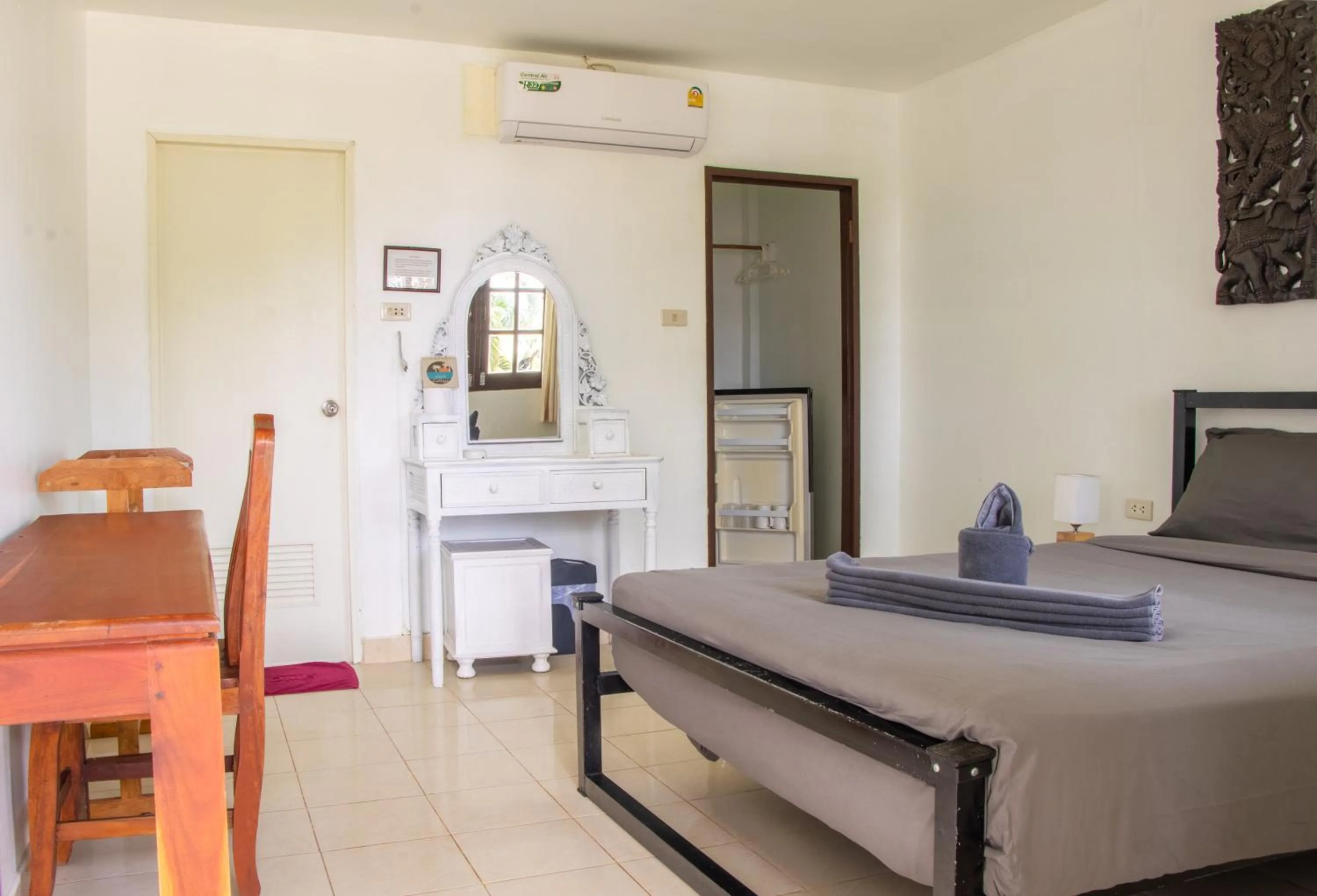 Bedroom, Bed in Cliff Cottage