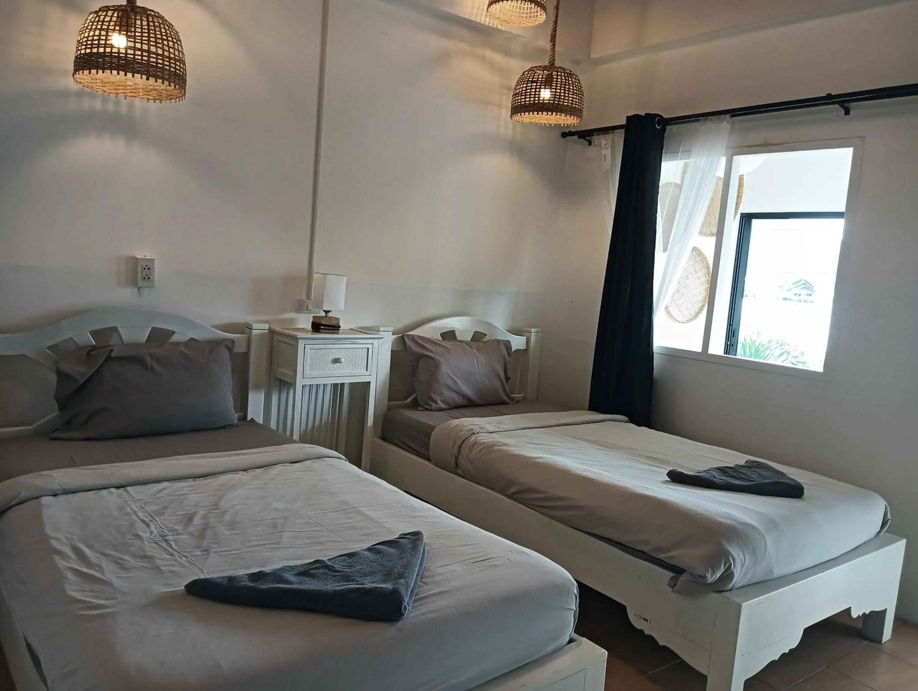 Bedroom, Bed in Cliff Cottage