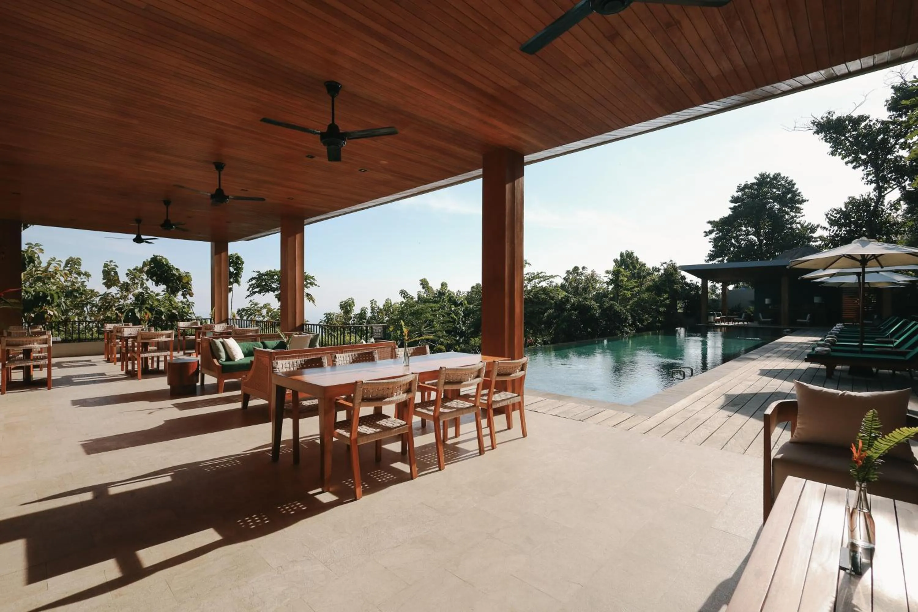 Restaurant/places to eat in Sanglung Villas & Suites